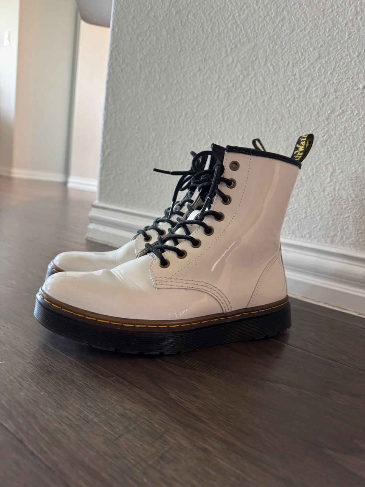 Dr DOC MARTENS Combat Boots,Womens Size 8, White Leather Lace-Up.