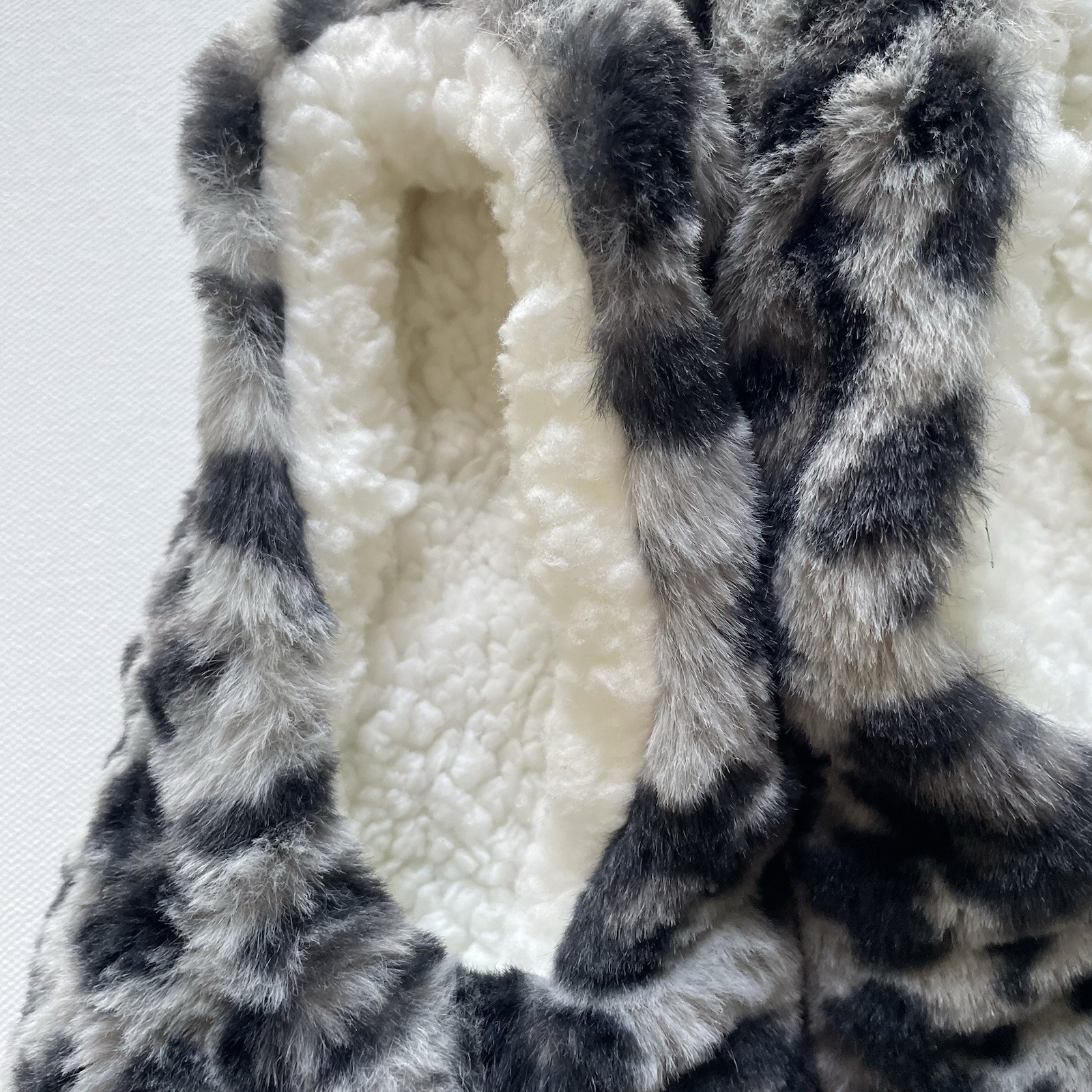 Target Women Size M/L (8-10) Non-Slip Grippers Slipper Socks Gray Leopard Print