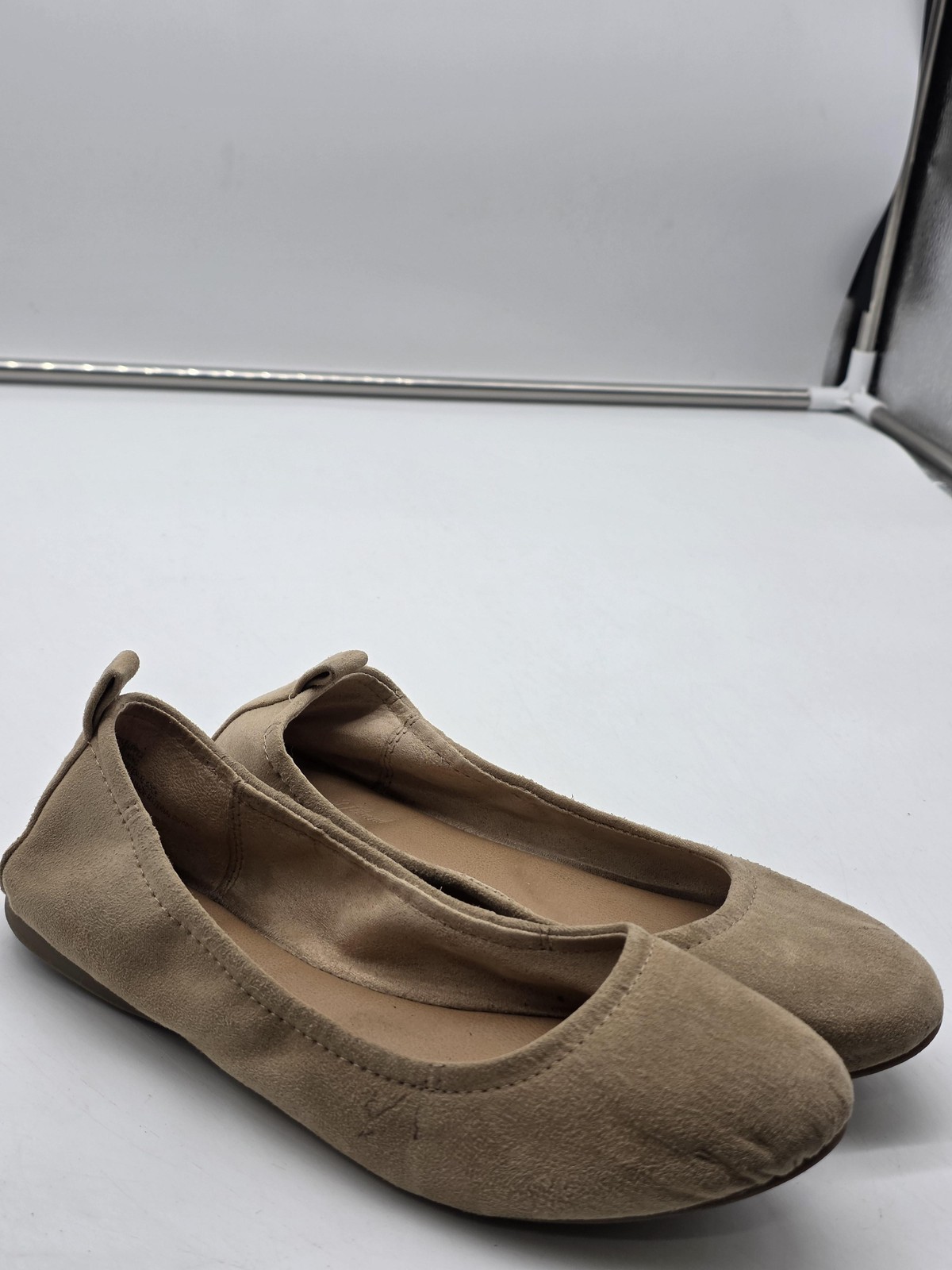 Universal Thread Shoes Womens Size 7 Beige Suede Ballet Flats Casual Comfort