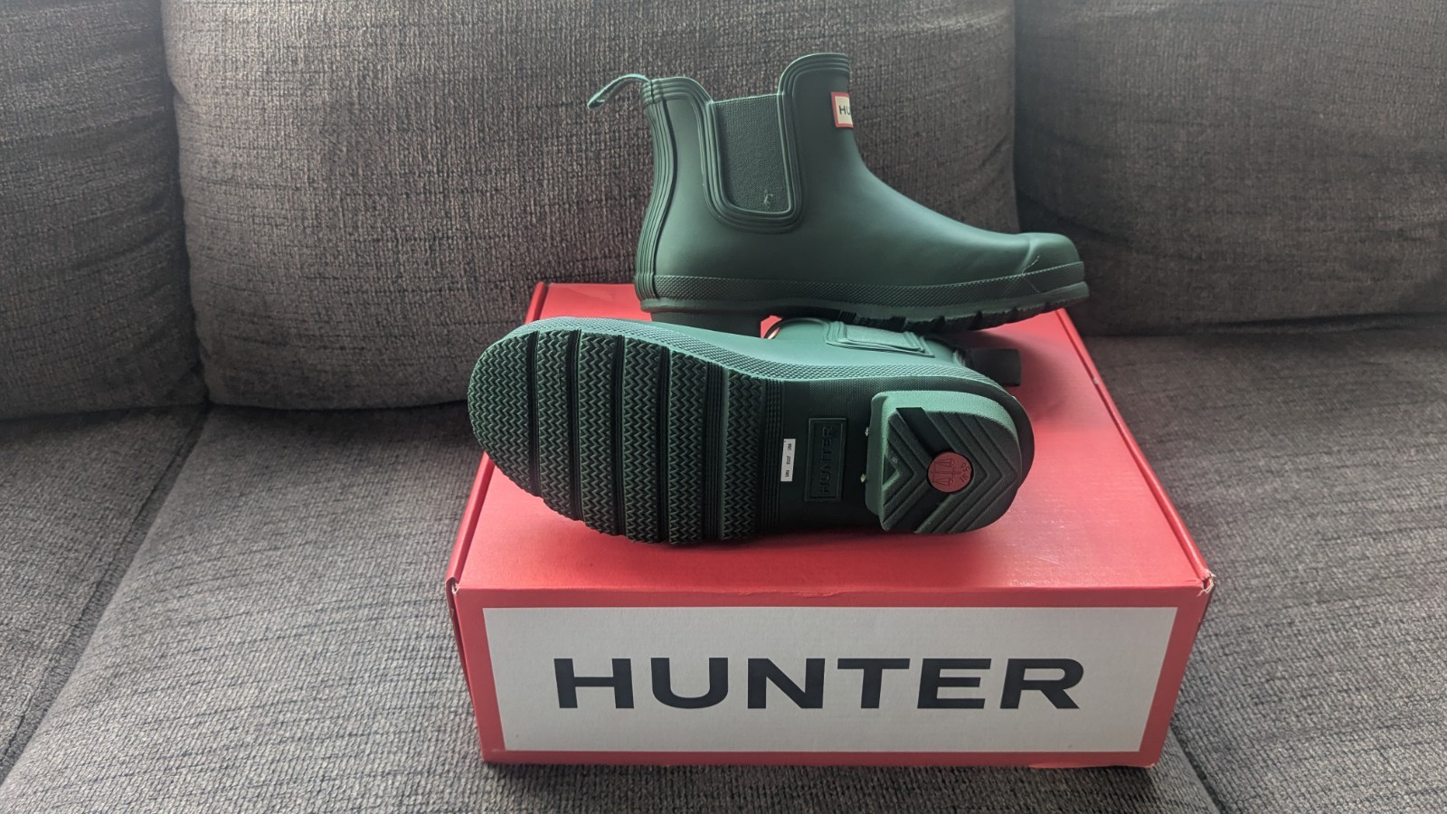 Hunter Women’s Green Chelsea Ankle Rain Boots Rubber Logo Accent Size 6