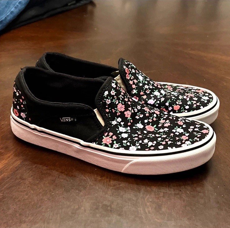 VANS Classic Slip-On Canvas Floral women’s 7.0 Skate shoes Black And Floral