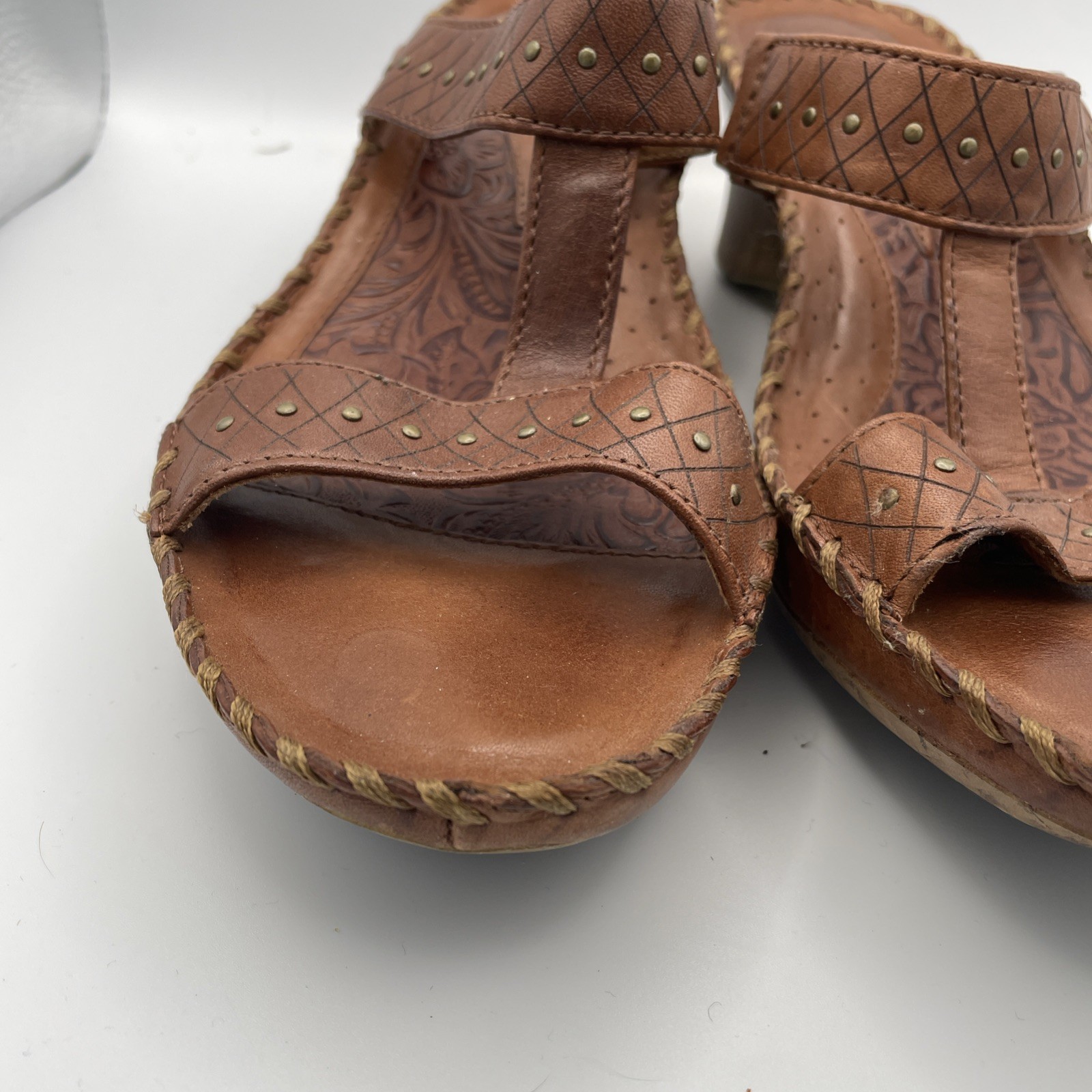 Women’s Ariat tool worked Leather Sandles 8.5 Western style