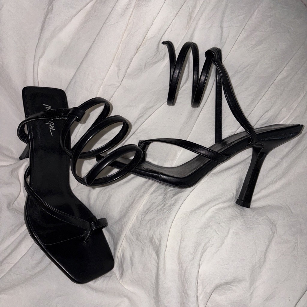 Women’s US 8 Black Strappy Thong Square Toe Toe Ankle Wrap Heels