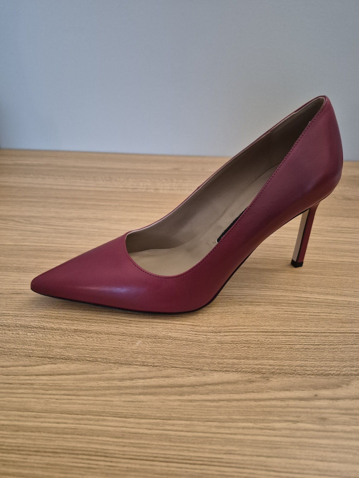 Sz 8.5 Via Spiga «Nikole» Ruby Leather Never Worn Pumps