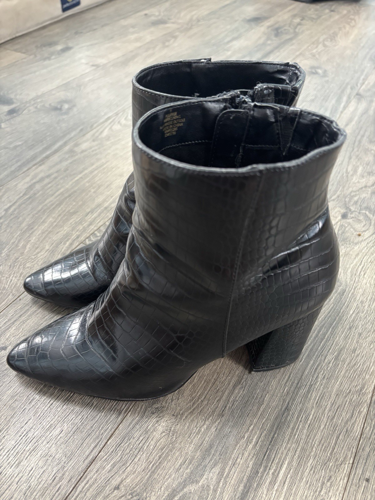 Express Women’s Black Croc Embossed Pointed Toe Ankle Booties Block Heel Size 8