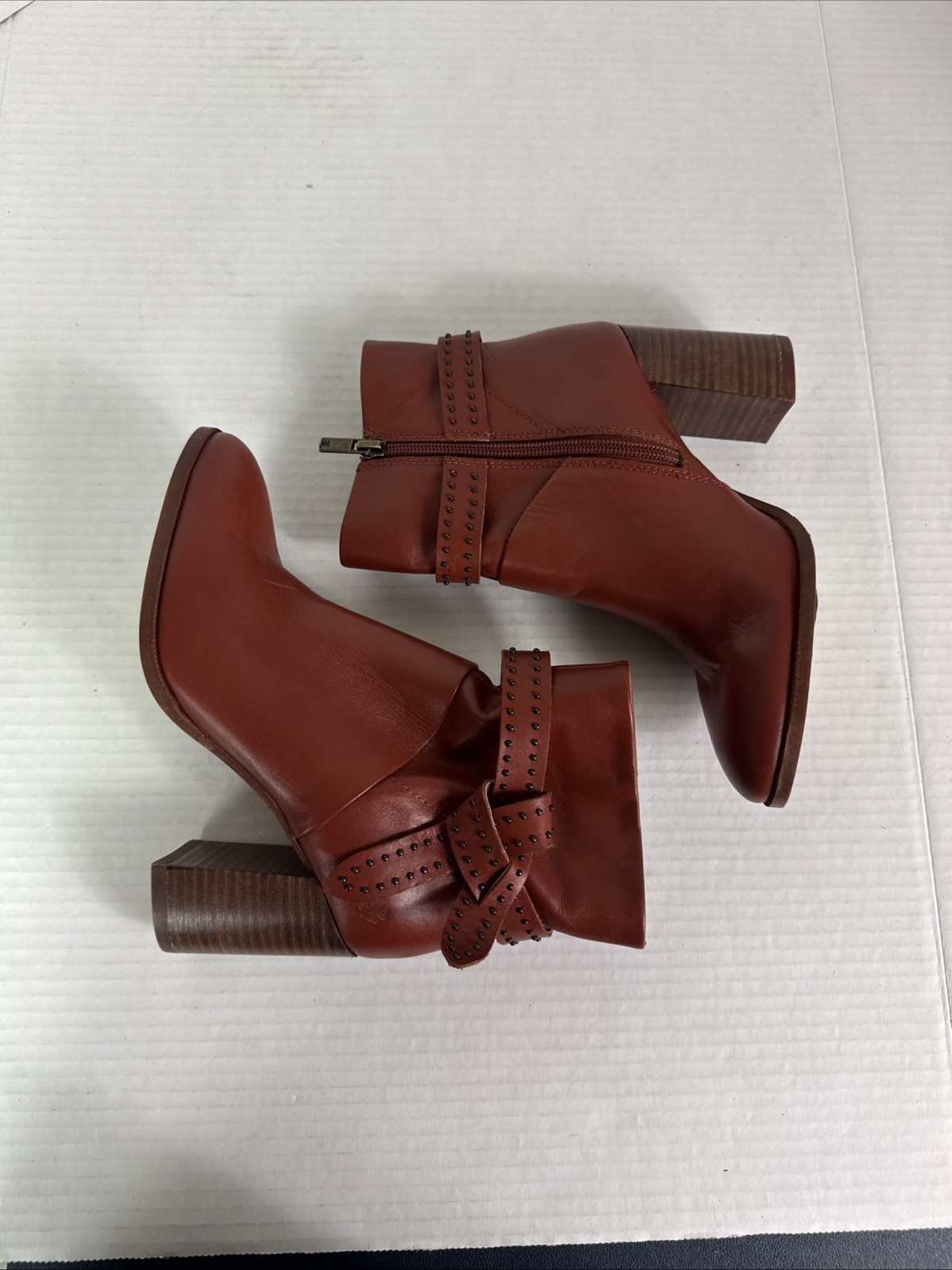 Lucky Brand Women’s 6 Studded Tie Strap Leather Bootie Bootie Orange Brown Sampl