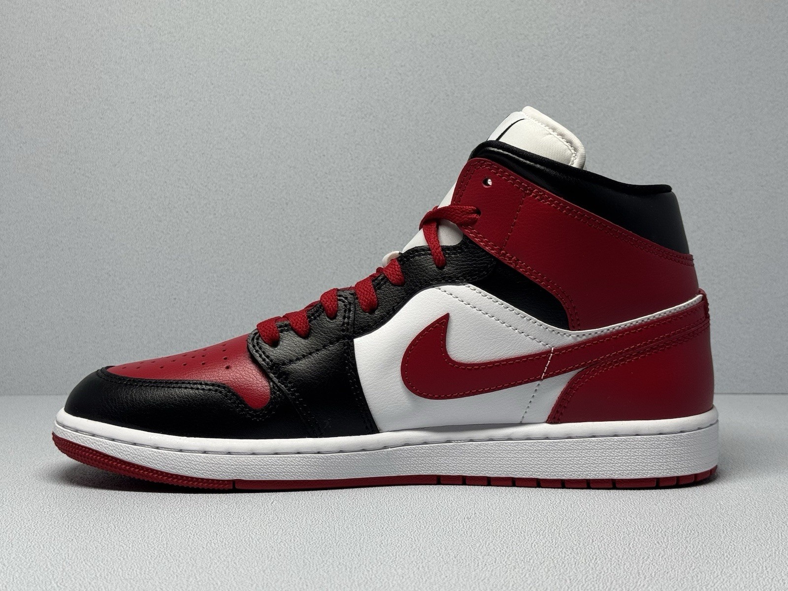 Nike Air Jordan 1 Mid Black Gym Red White EU 44 US 11.5 New BQ6472-079