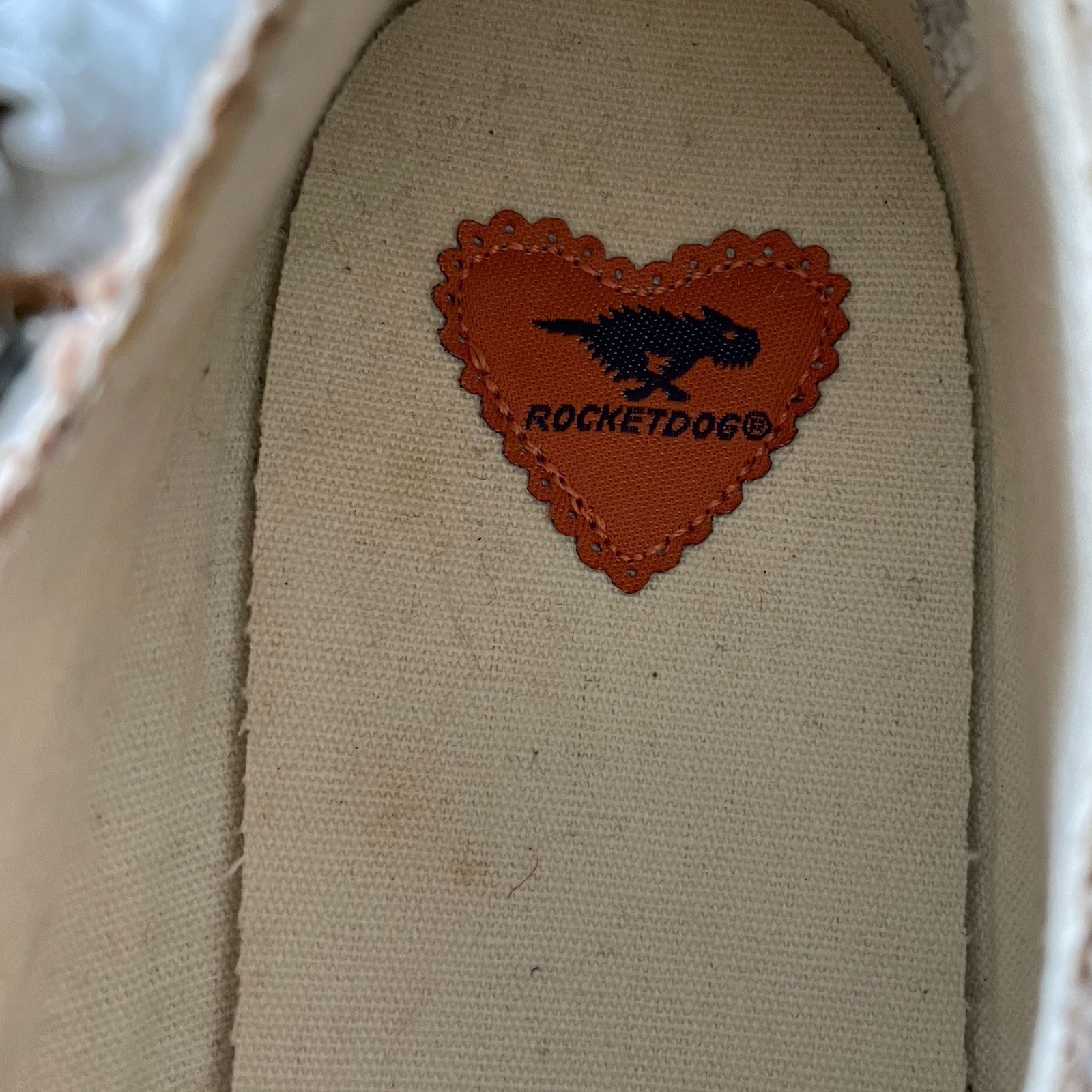 Rocket Dog Women’s Size 5 Chevron Canvas Slip On Sneakers Beige Casual Shoes