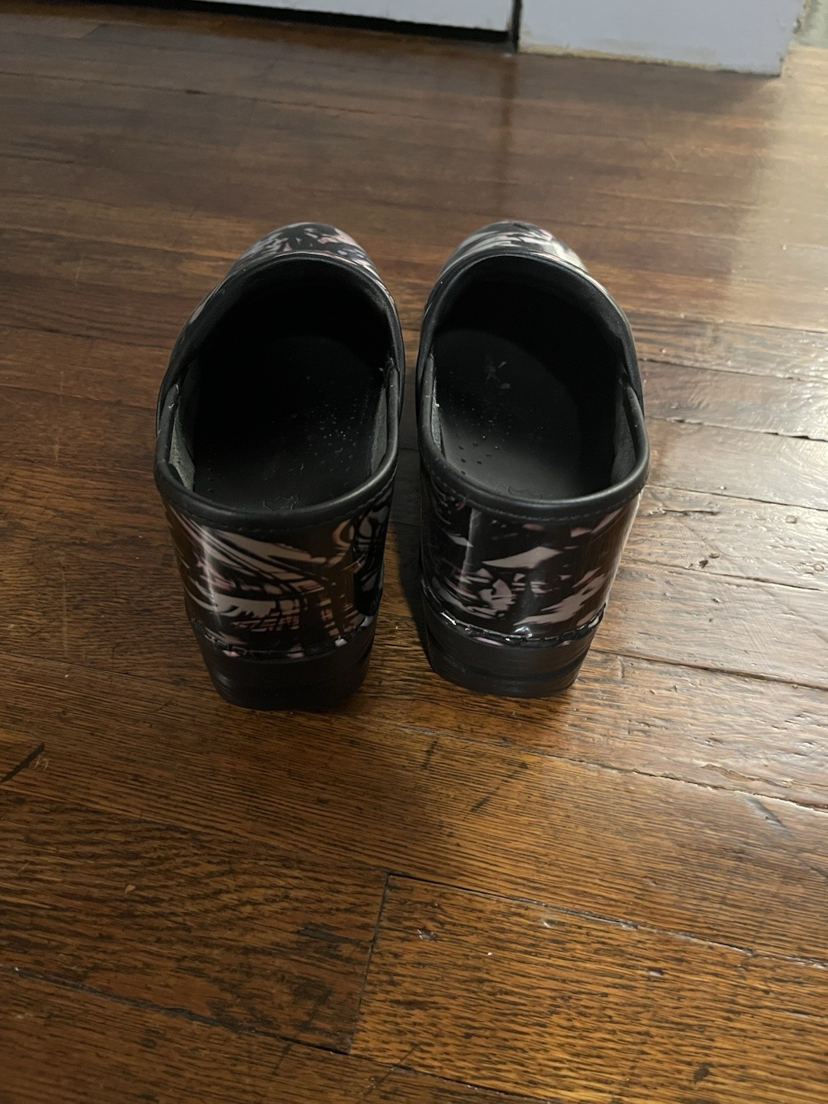 Dansko Professional Women’s Slip-On Patent Leather Abstract Clogs US 8.5-9