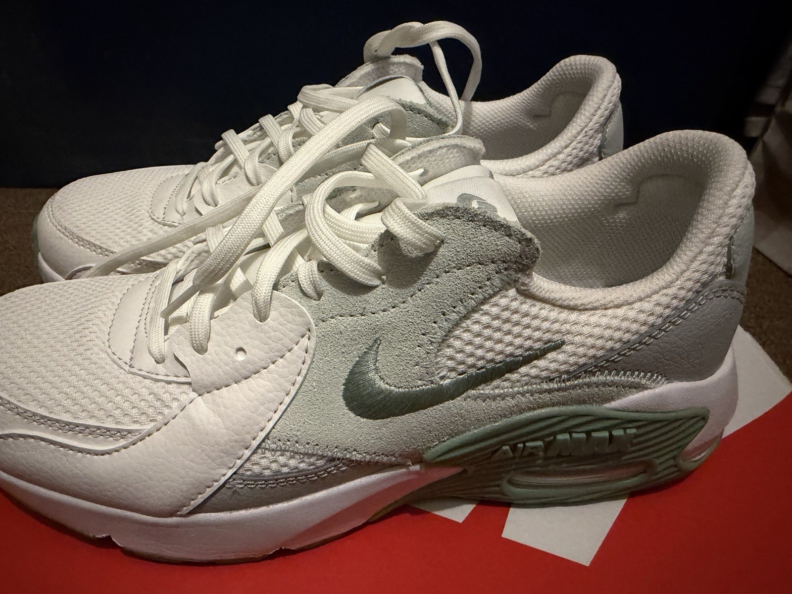 Nike Air Men’s Low Top Athletic Sneakers White/Green Lace Up Activewear/Casual