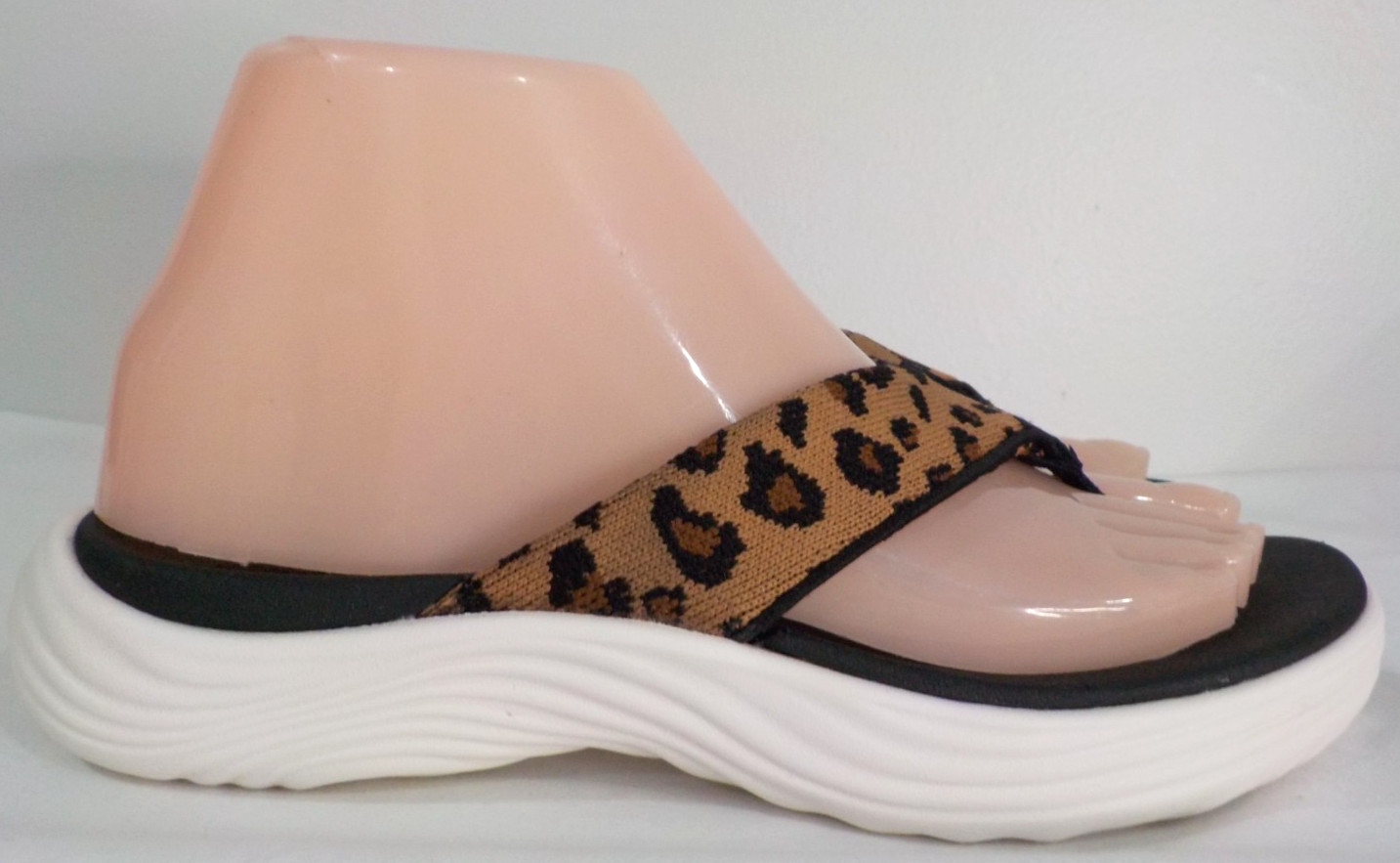 CLARKS Cloudsteppers LOLA Point Animal Print Foam Sole Thong Sandal Womens Sz 6