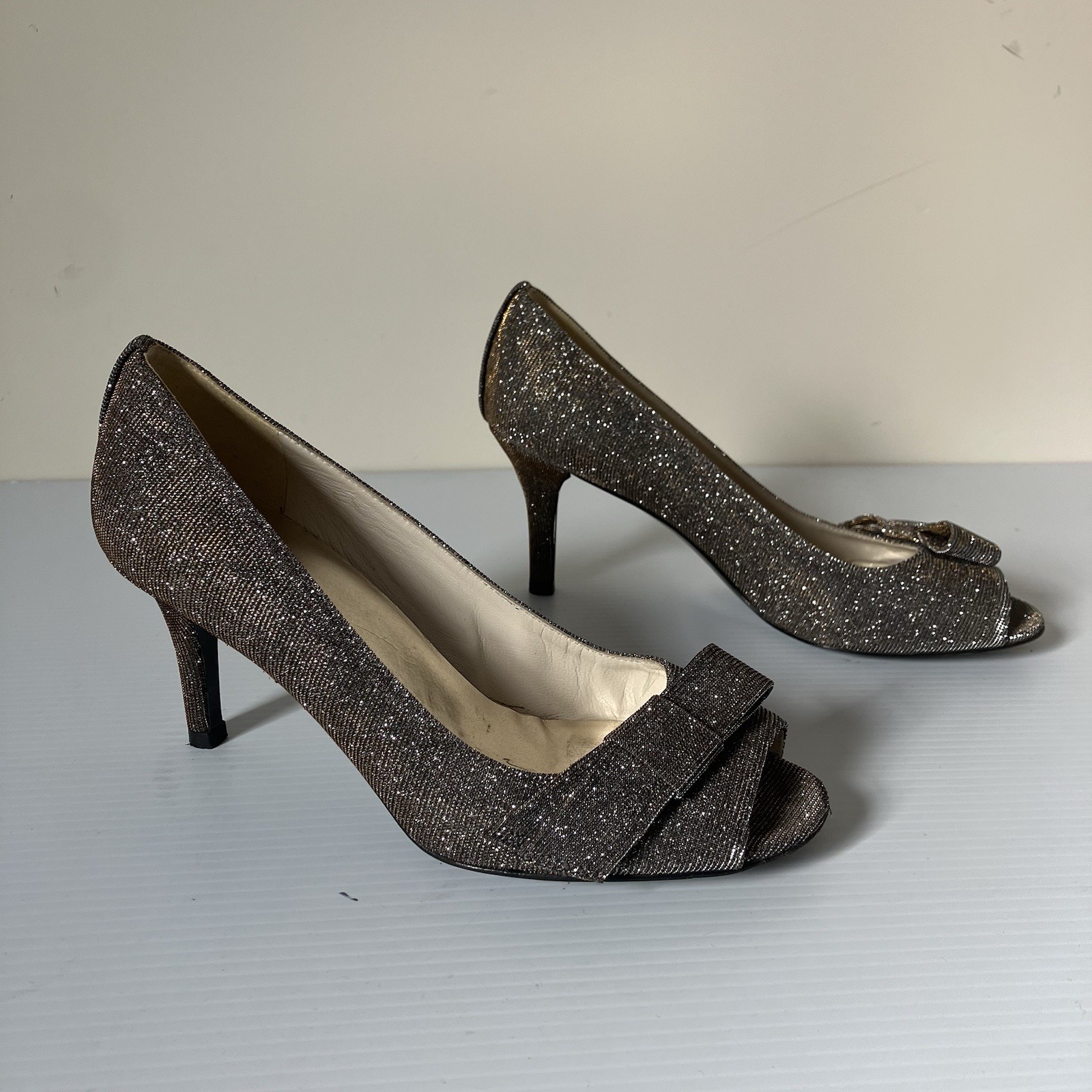 Stuart Weitzman Pyrite Nocturn Glitter Bowover Peep Toe Pumps size 7.5