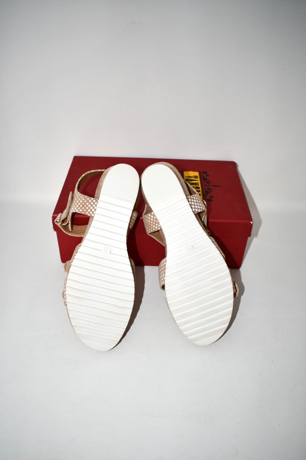 Vaneli Hazy Beige White Metallic Leather Sandals Women’s Size 10M Comfort Slingb