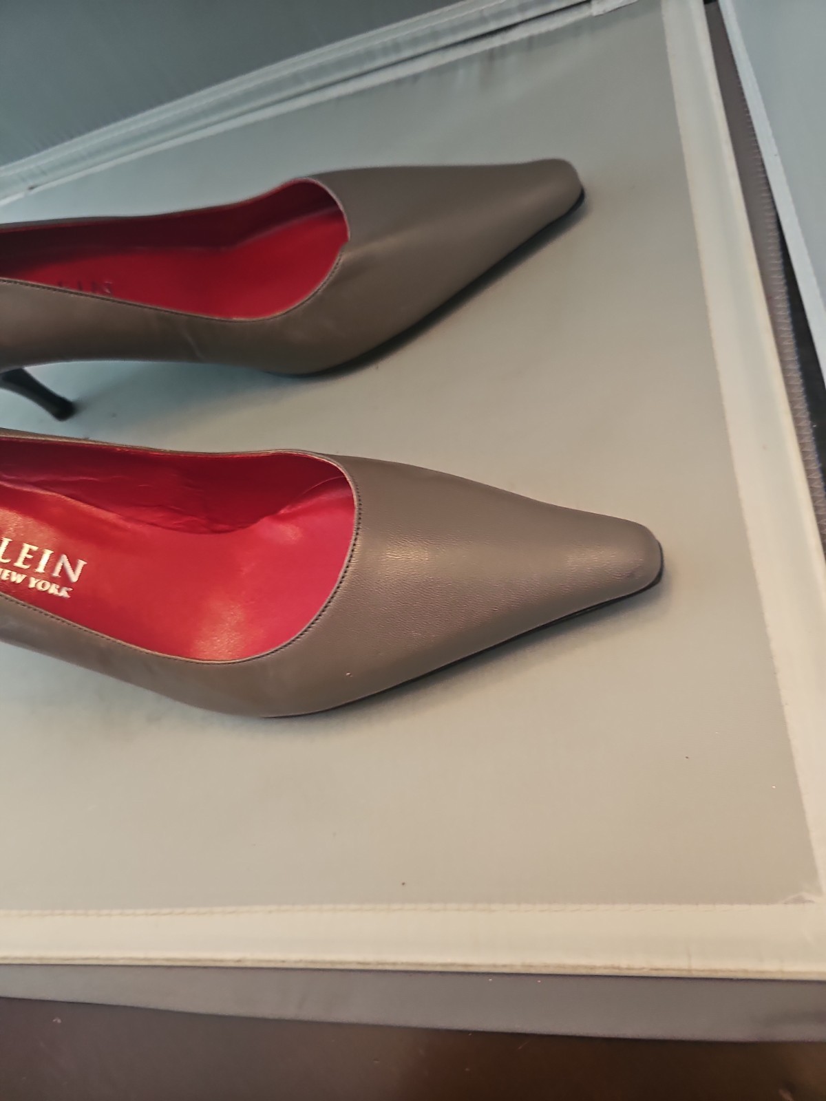 Women’s Anne Klein Gray Pointed Toe 2.5 Inch Heel Pump, Size 11 M Madein Italy