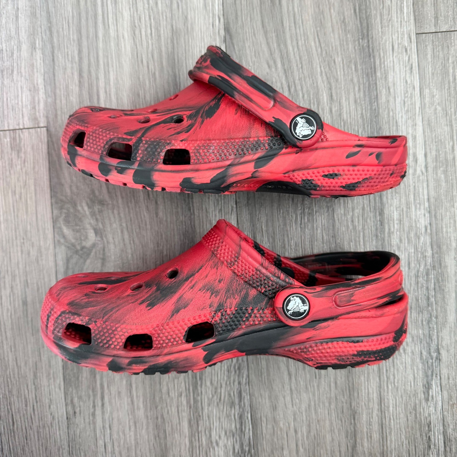 Crocs Classic Marbled Clogs Red Black Swirl Women’s 6 Men’s 4 Slip On