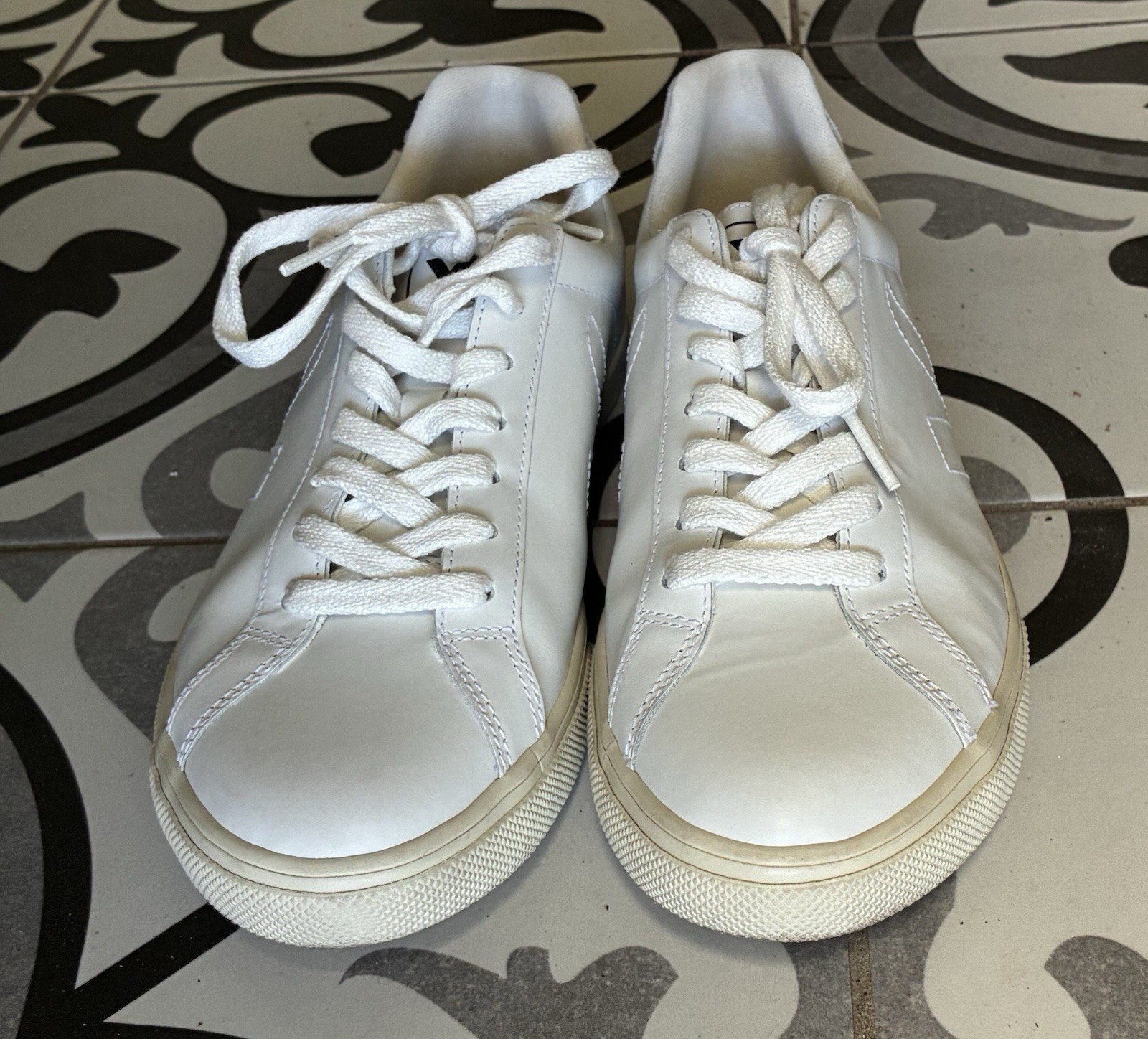 VEJA Low Esplar Leather Lace-Up Sneakers | White Great Condition Womens 9 EUC