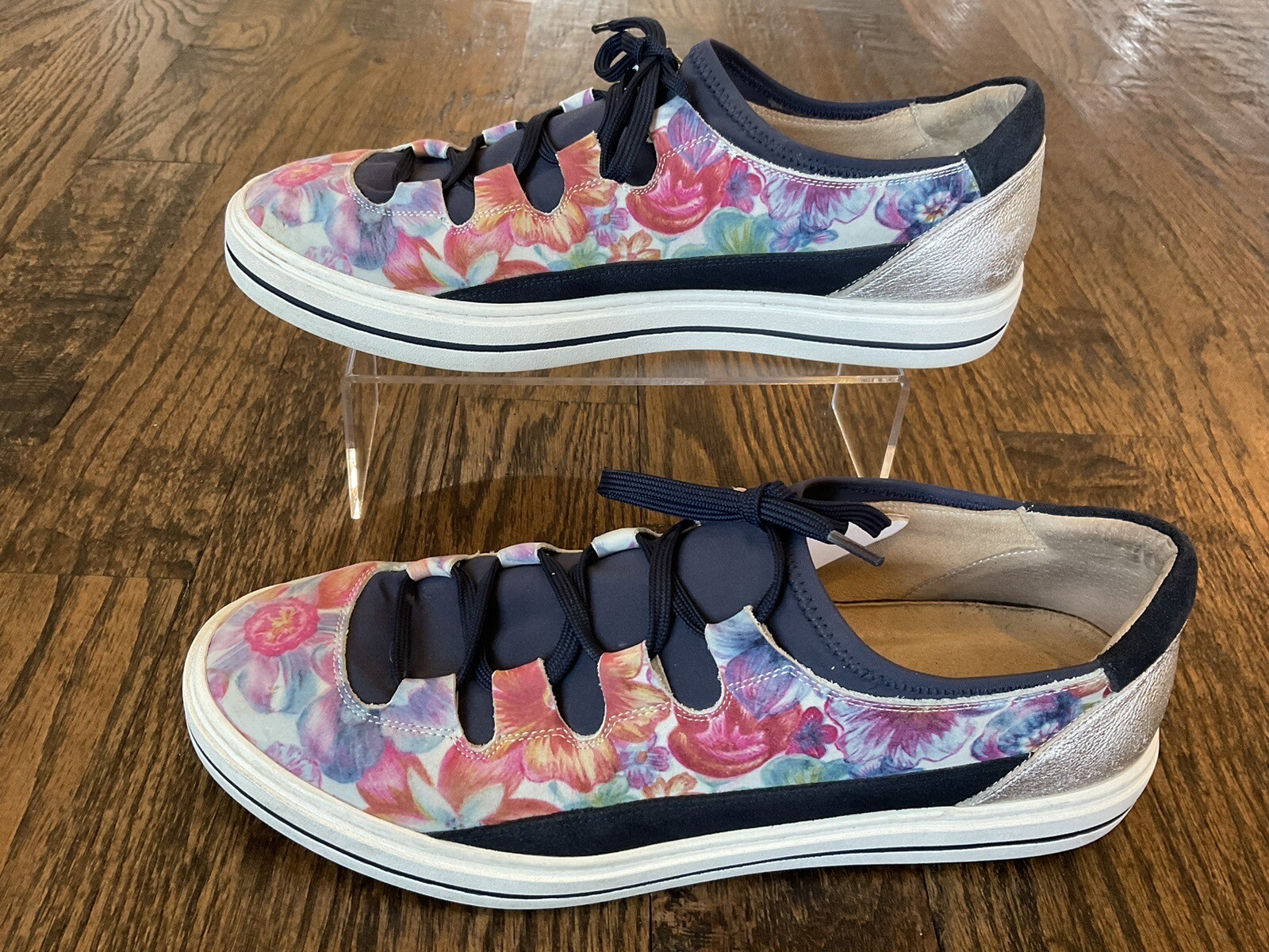 Vaneli Sport Floral Lace Up Lether/Fabric Sneakers Women’s Us Size 11 M