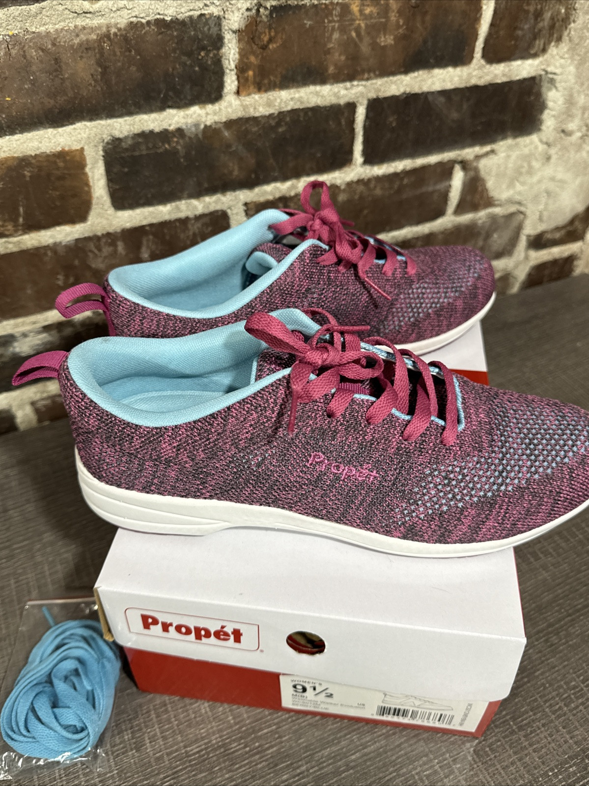 PROPET WASHABLE WALKER EVOLUTION WCS012M WOMEN’S BERRY / BLUE 9.5 EXTRA LACES!