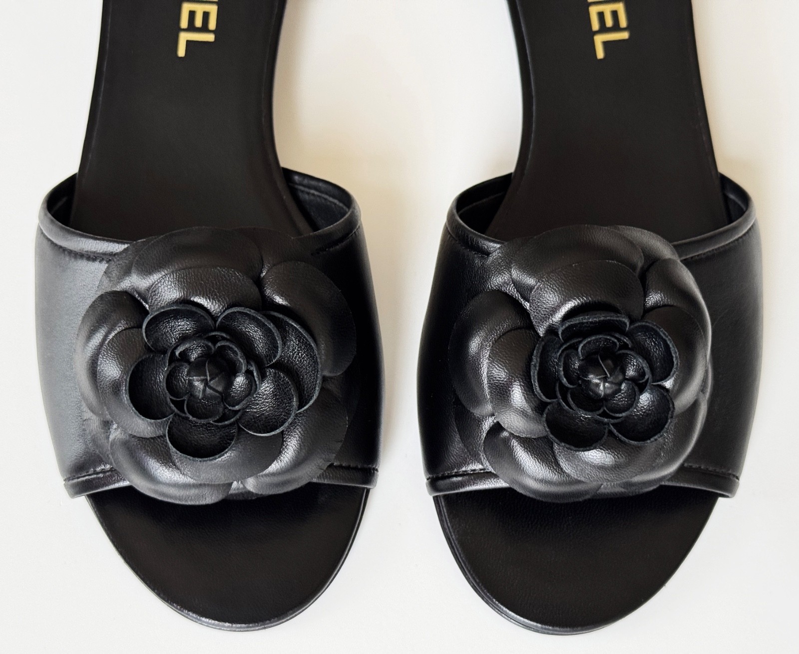 NEW CHANEL BLACK LEATHER CAMELLIA FLOWER SLIDES FLATS MULES SANDALS 38.5