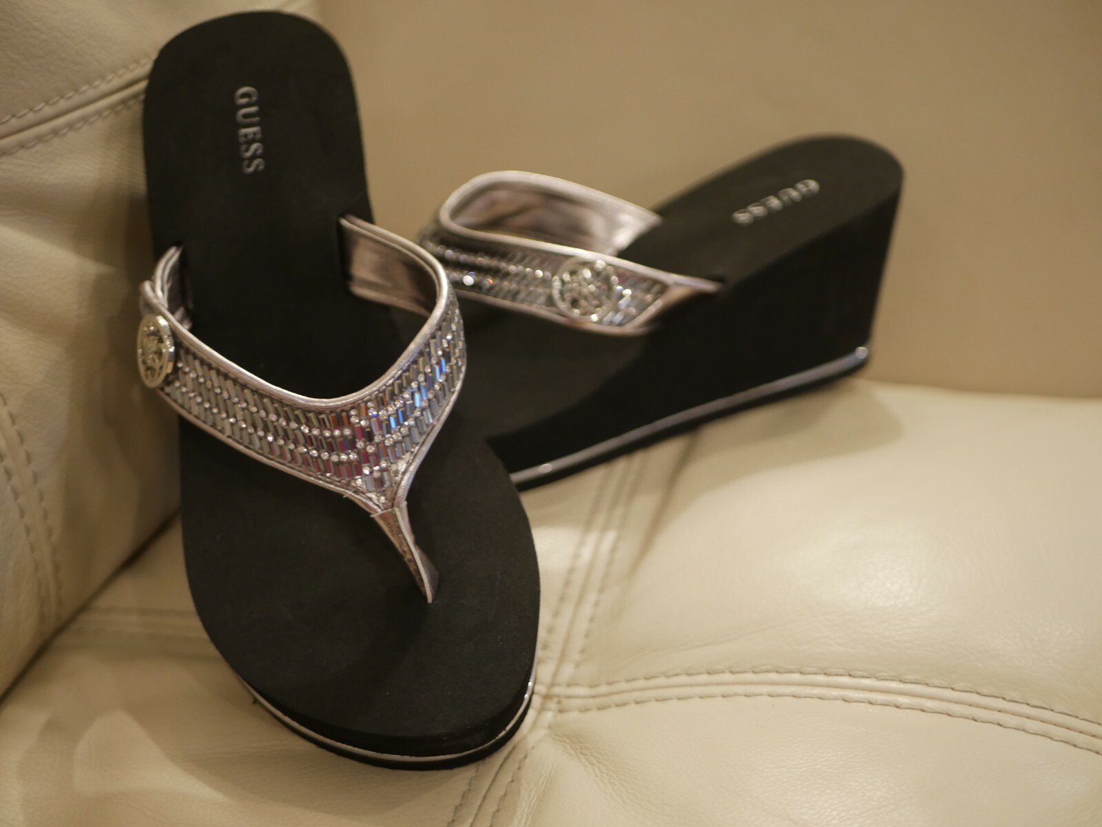 NEW WOMEN’S GUESS BLACK PEWTER RHINESTONES FLIP FLOPS WEDGE SARRALY 5,6,7,8,9,10