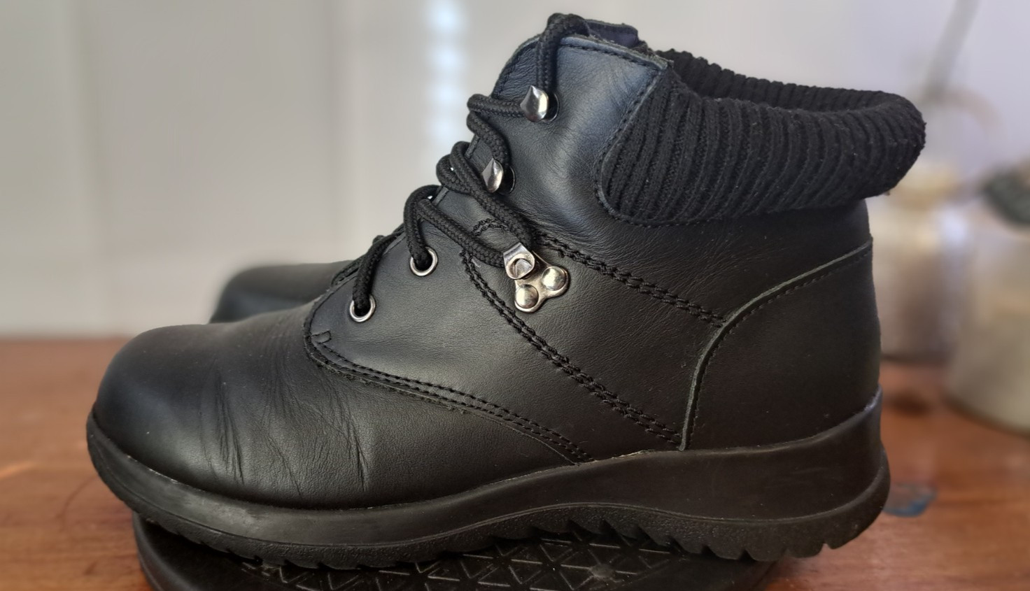 Wanderlust Boston Women’s Black 3 Season Lace-Up Boots 9.5