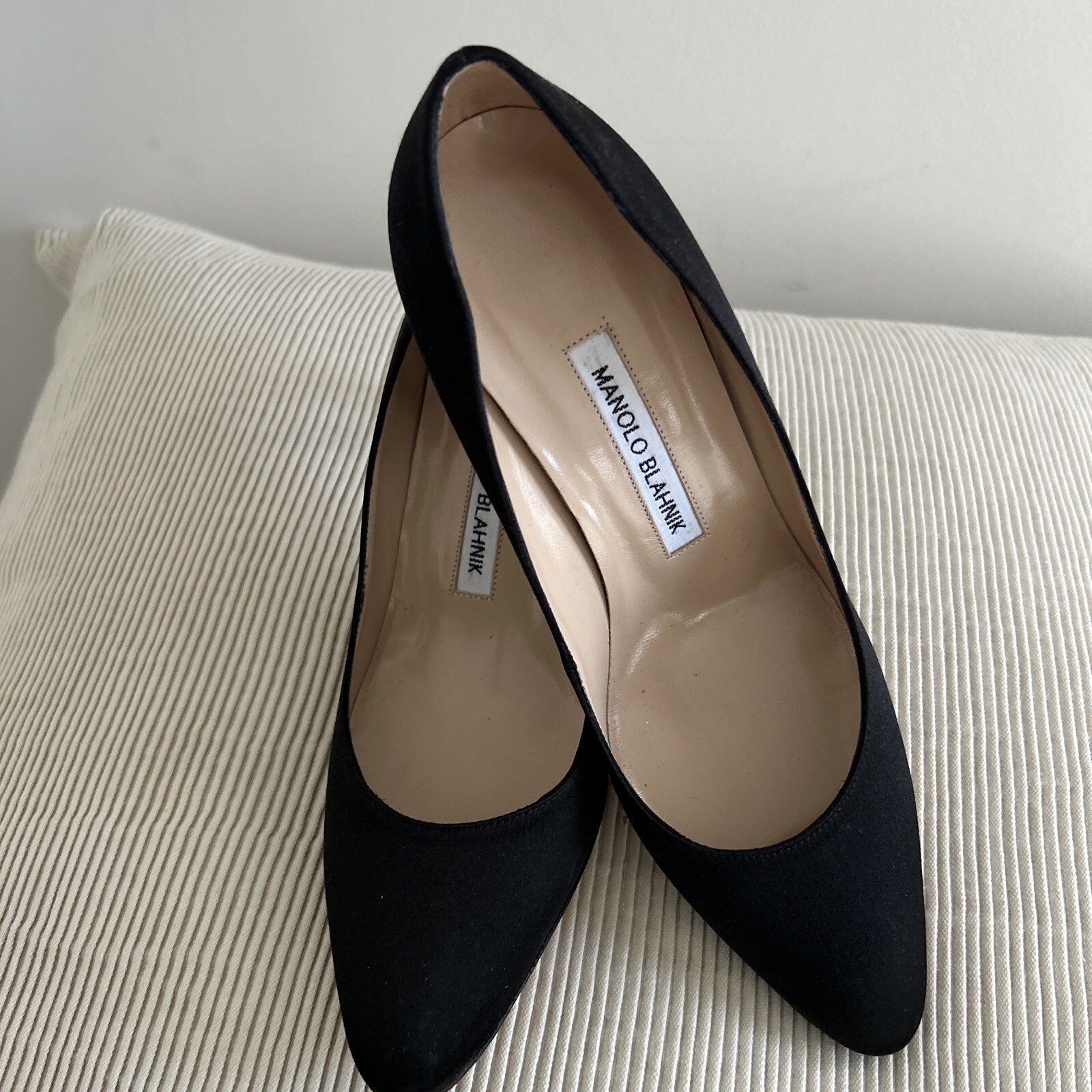 MANOLO BLAHNIK BLACK SATIN SEMI-ROUND TOE HEEL LEATHER SOLE AND INSOLE PUMP 38.5