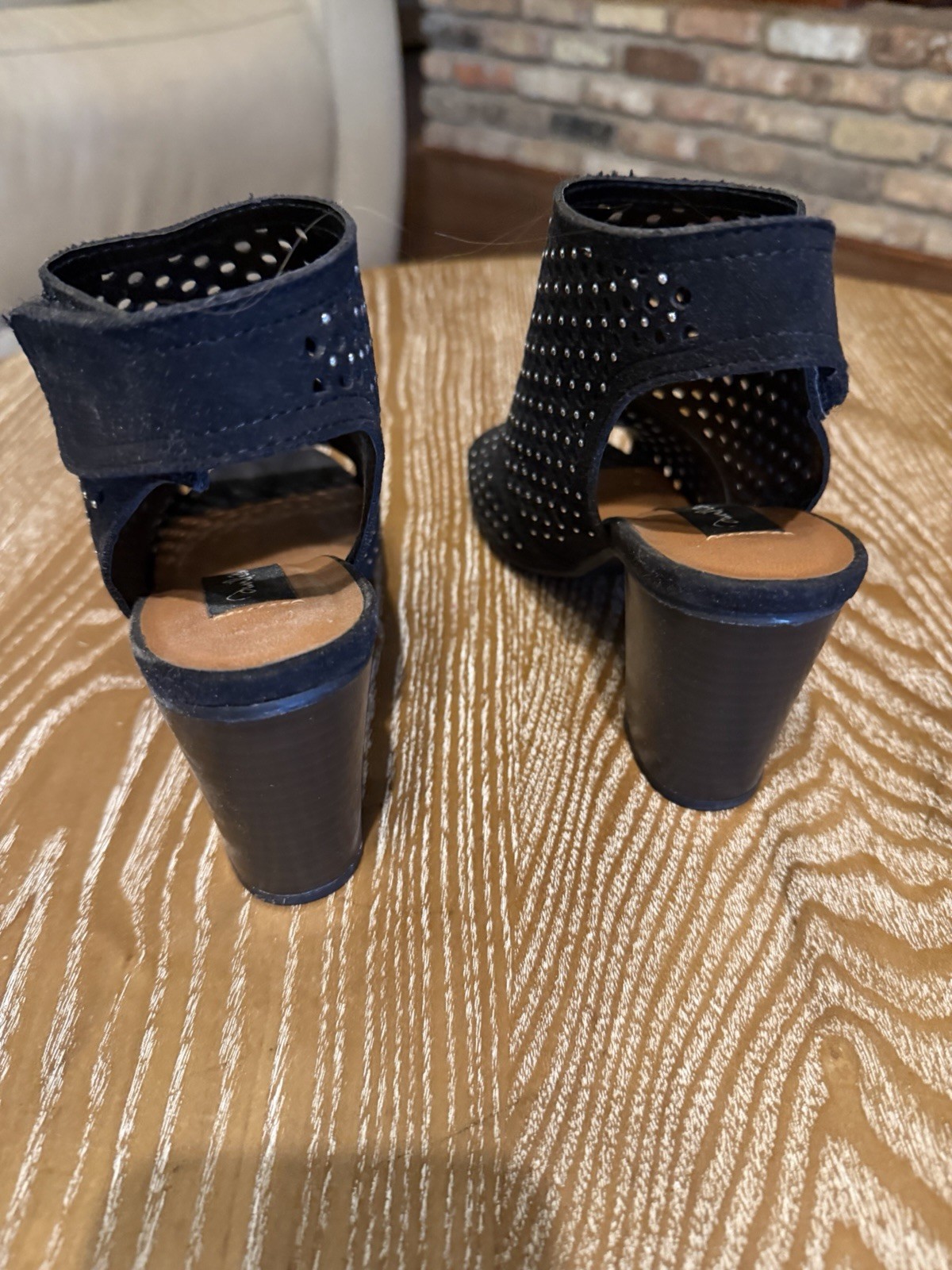 David Aaron Dezaray Shoes Womens 6.5 Black Faux Suede Perforated Block Heel