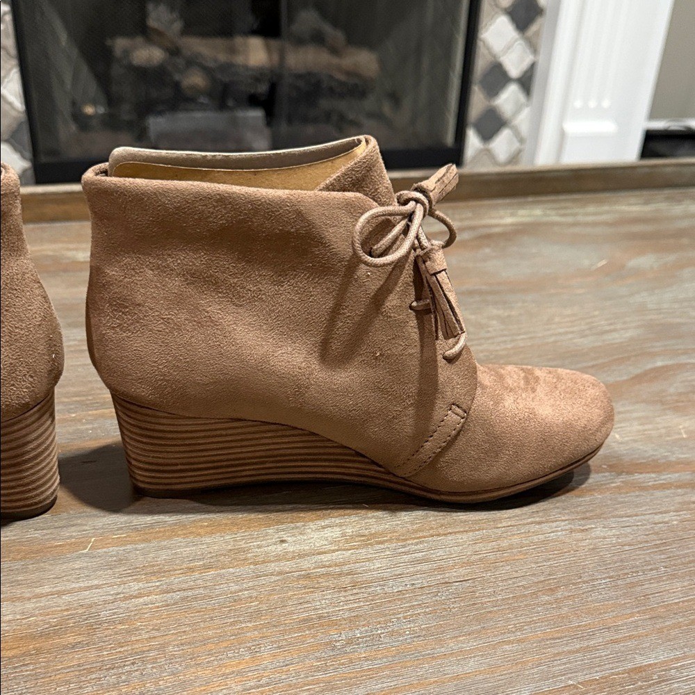Dr. Scholl’s Dakota Wedge Bootie Stucco Microsuede Size 7 NIB