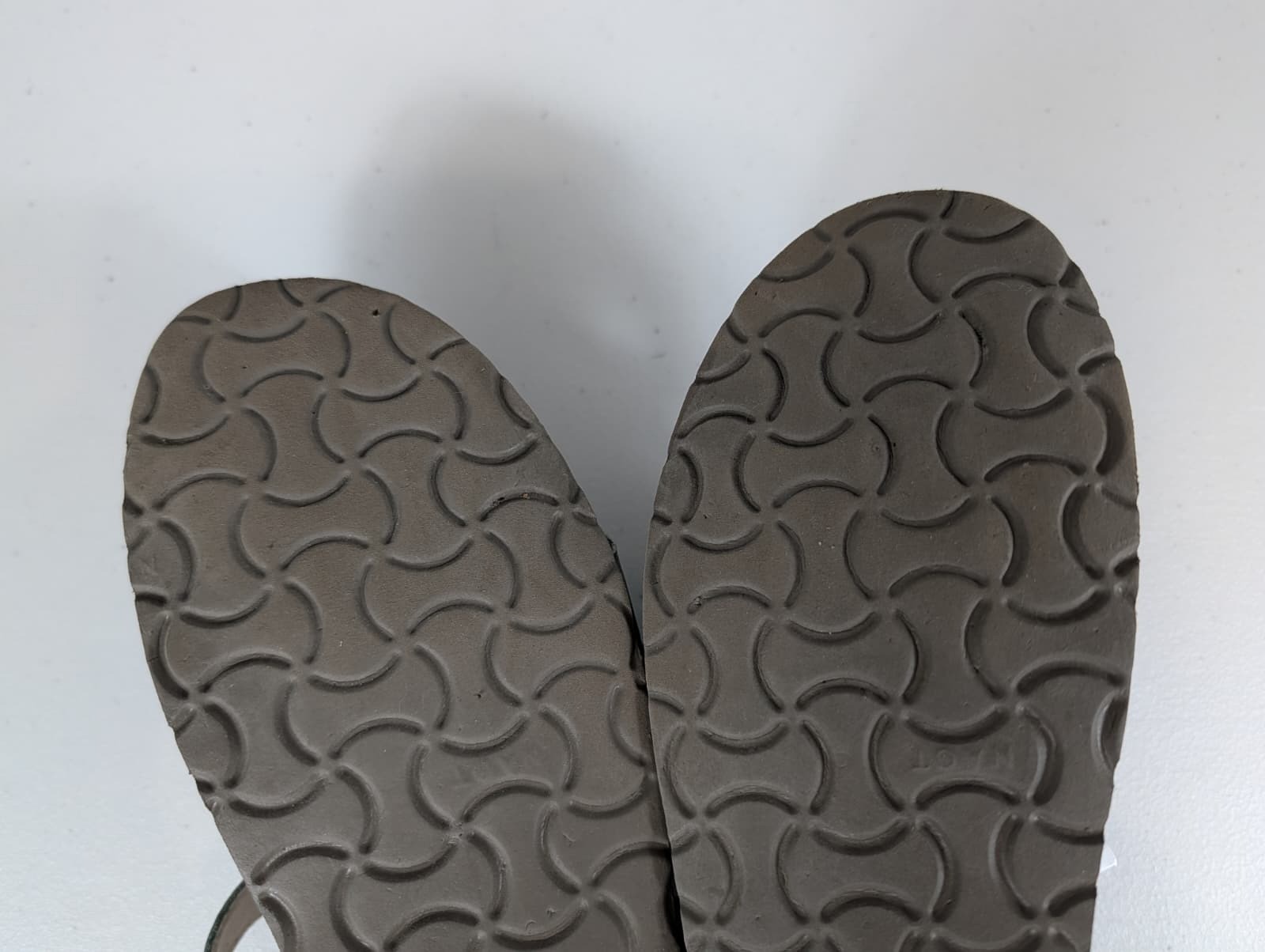 Naot Women’s Kayla green leather sandals size 8