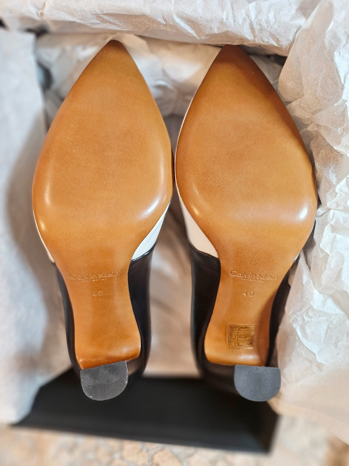 $1.1K Calvin Klein Collection Black & White Pumps 40 (IT), fits 9 (US), NIB