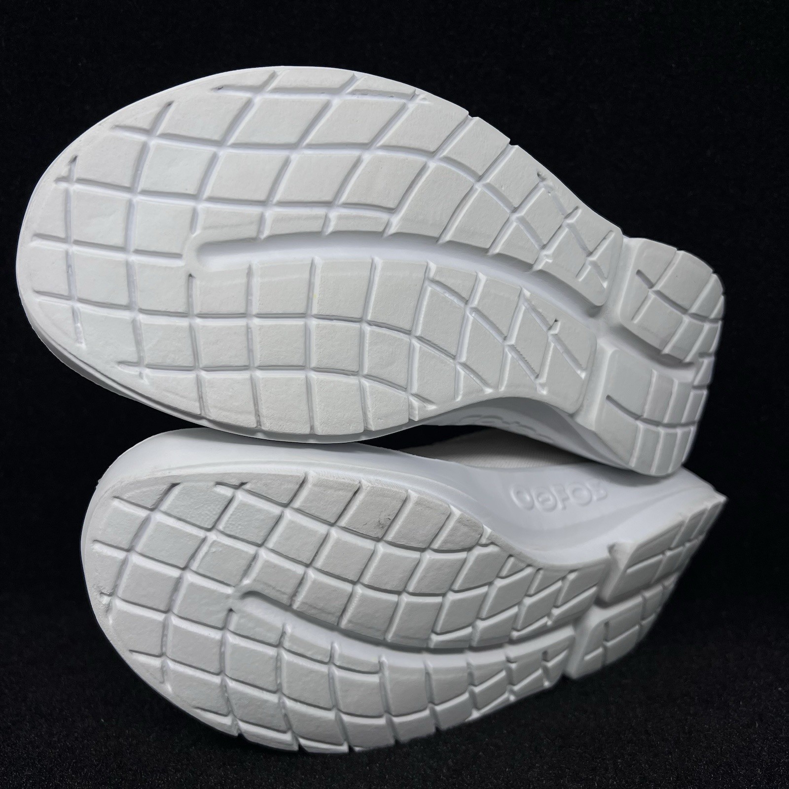 OOFOS OOmg eeZee Women’s Size 8.5 All White Casual Recovery Slip Ons.