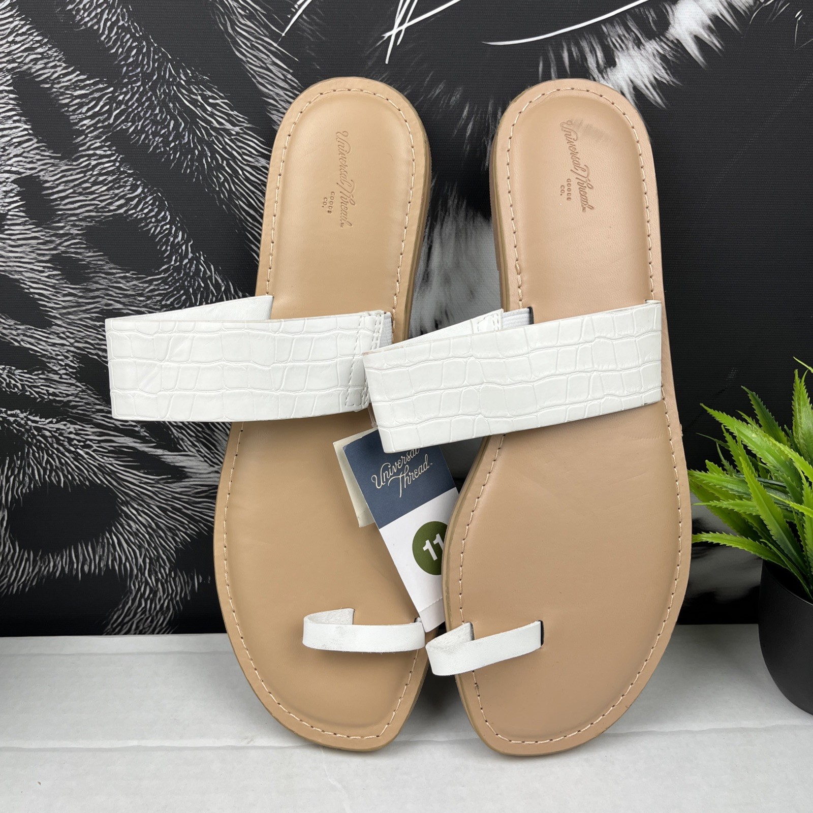 Universal Thread Women’s Juno Toe Ring Flat Sandals White [Insert Size 11