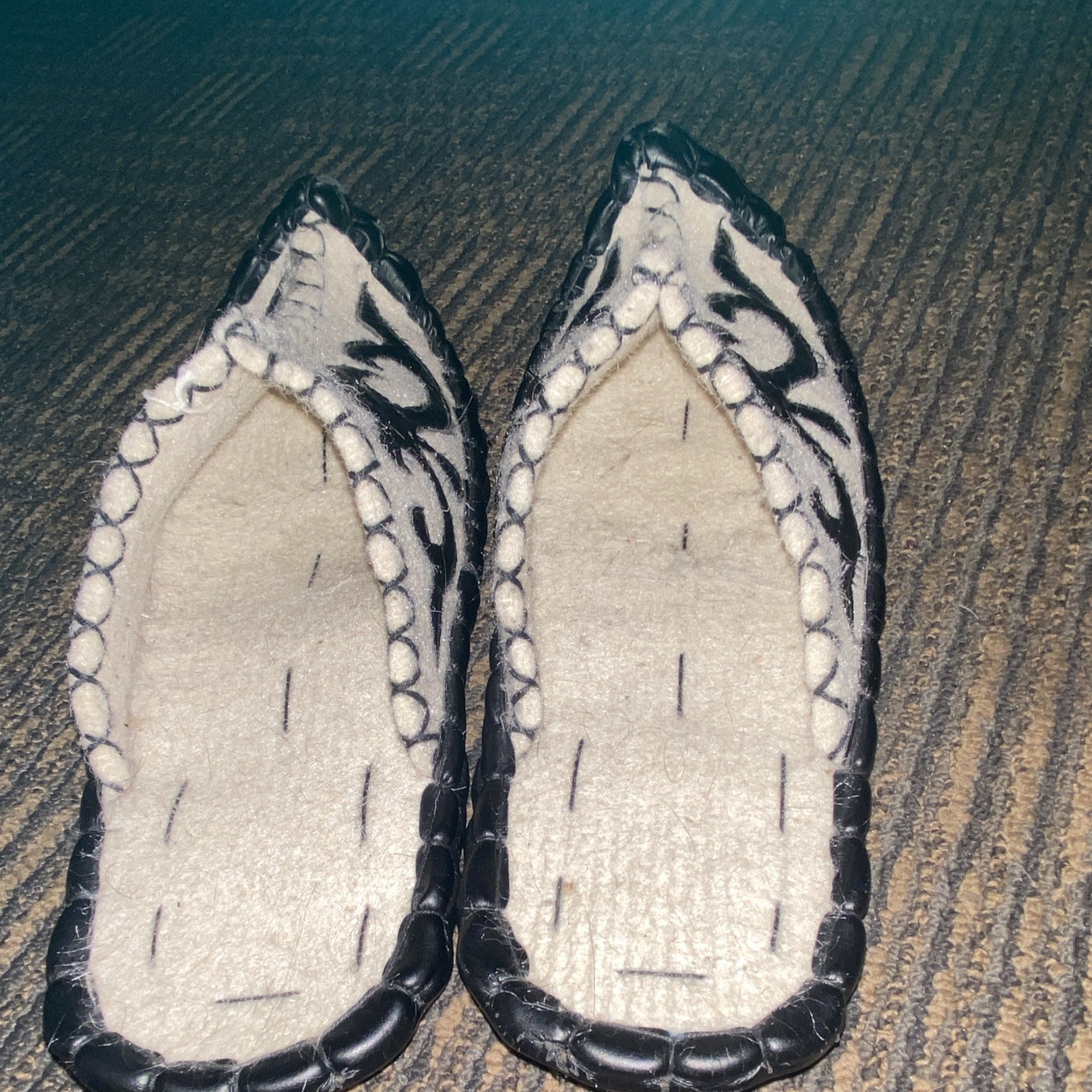 Black/White Felt Slip-On Slippers Open Toe Floral, Unisex Adults US 7.5