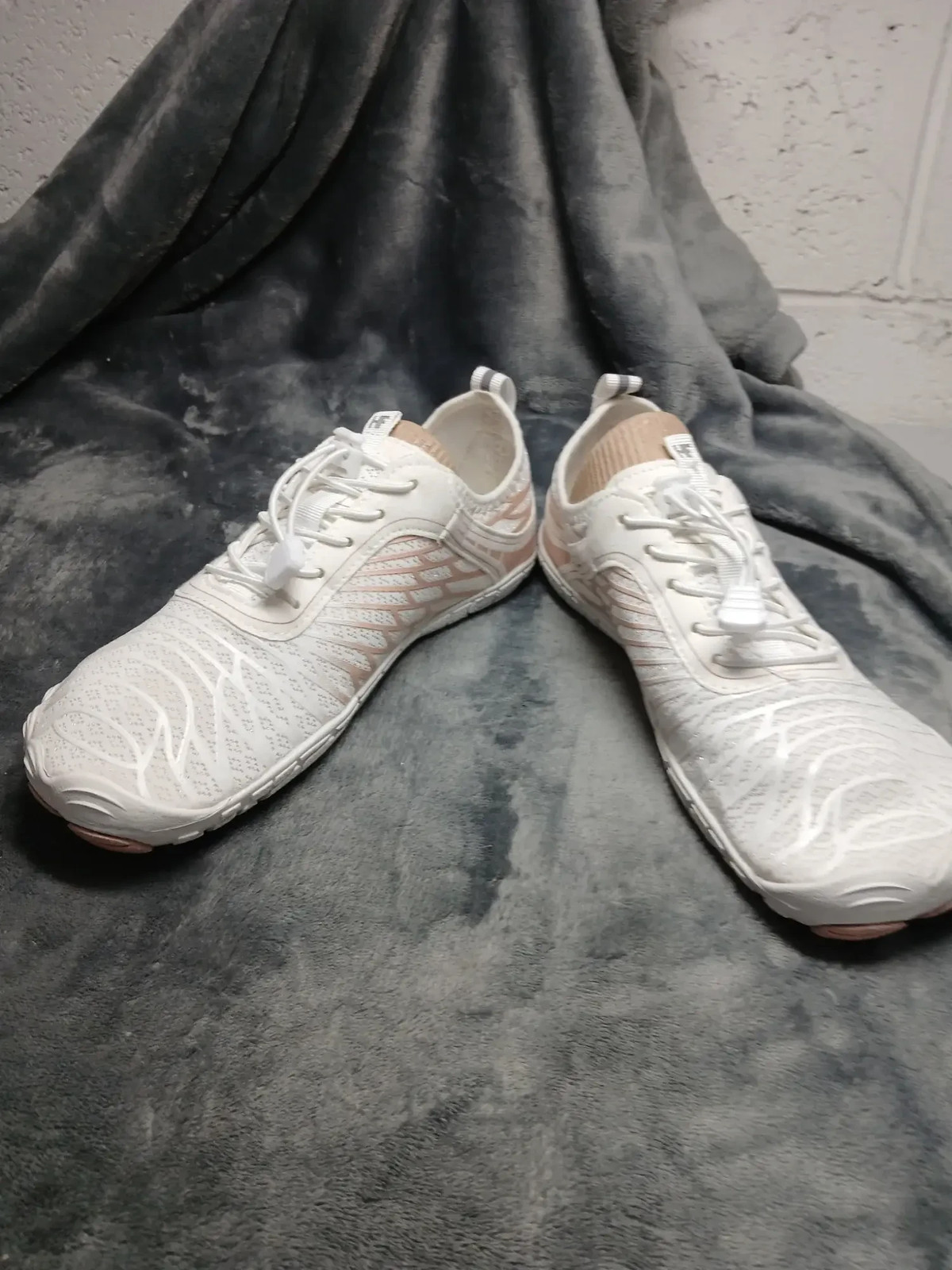 HF Women’s Athletic Sneakers US 10 -10.5 White Knit Low Top Slip On Lace Lock