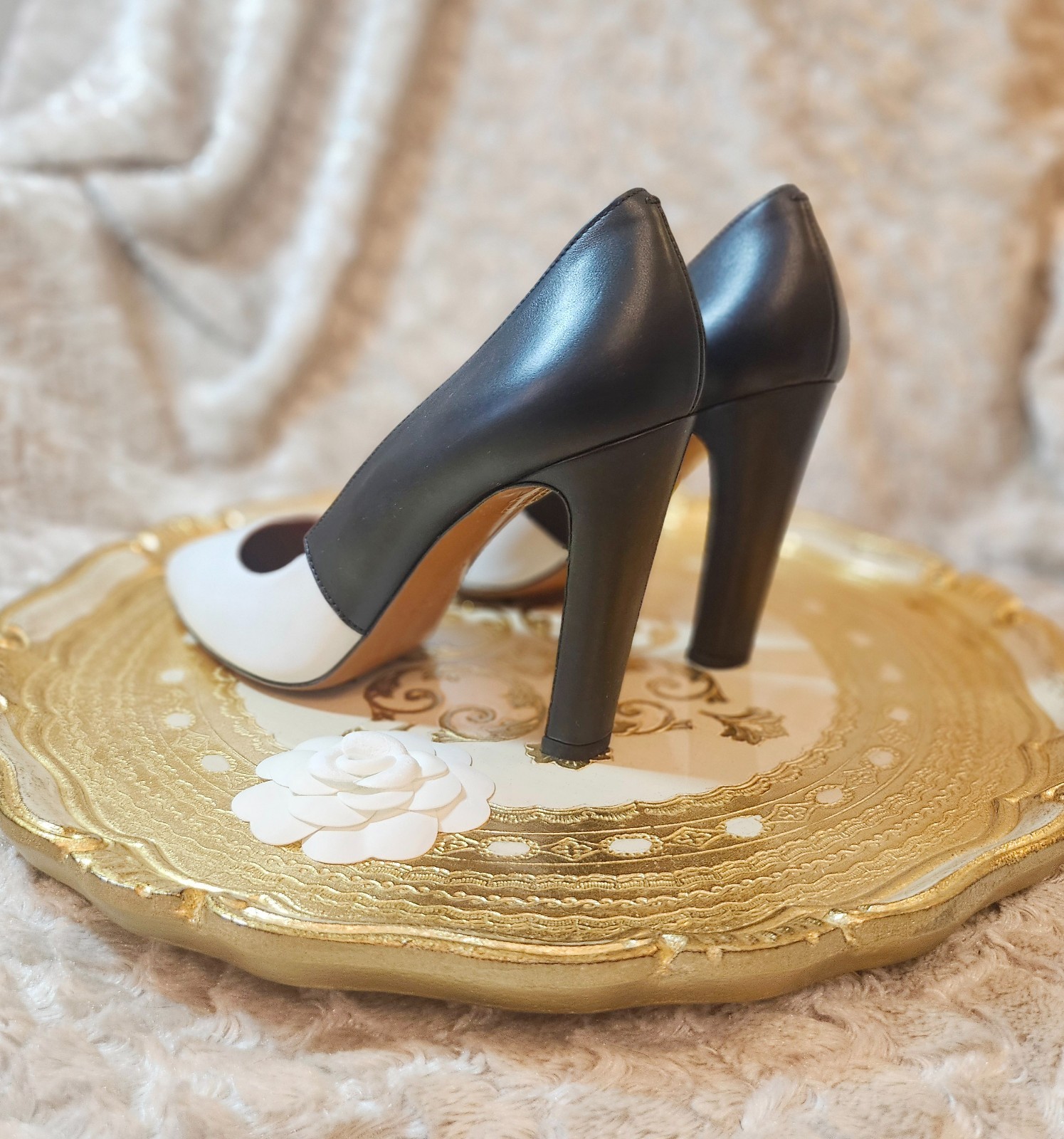 $1.1K Calvin Klein Collection Black & White Pumps 40 (IT), fits 9 (US), NIB