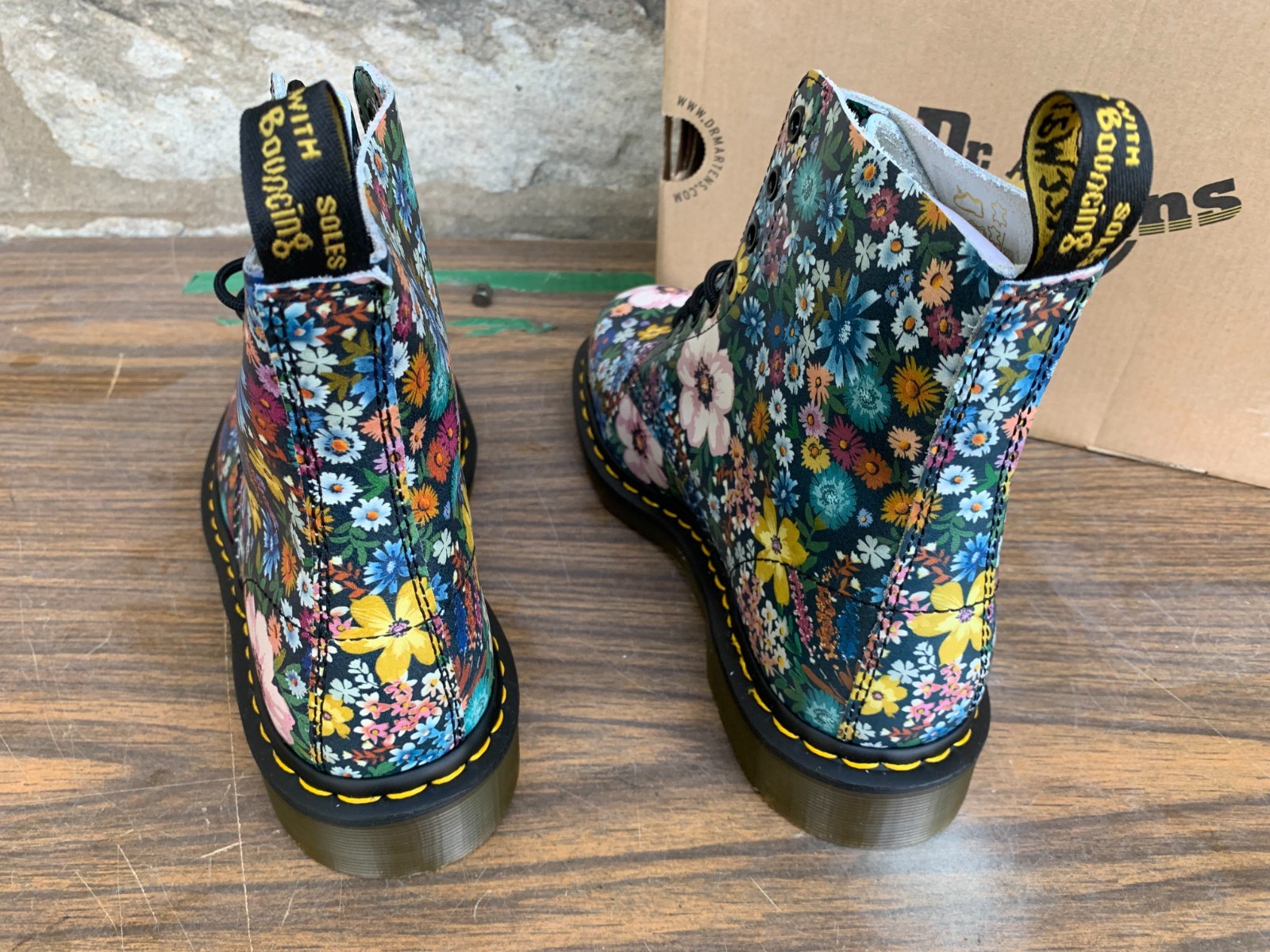 Dr. Martens Pascal WL Air Walk Boots Black Mallow Pink Wanderlust Size 9 NIB