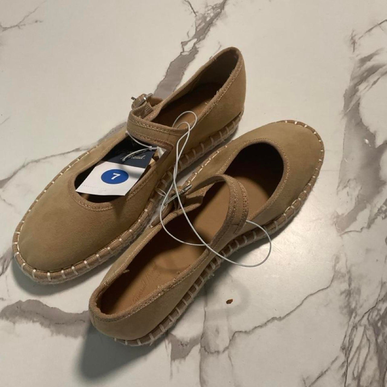 Universal thread tan brown