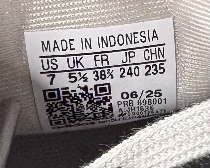 US Women’s 7/Men 6 – Adidas Predator Sala «Silver Metallic Signal Green» JR1636