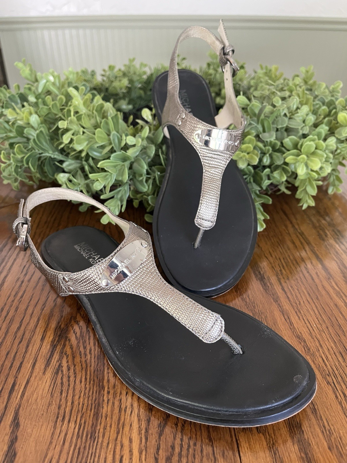 Michael Kors MK Gold Leather Plate Thong Buckle Sandal Women Size 9