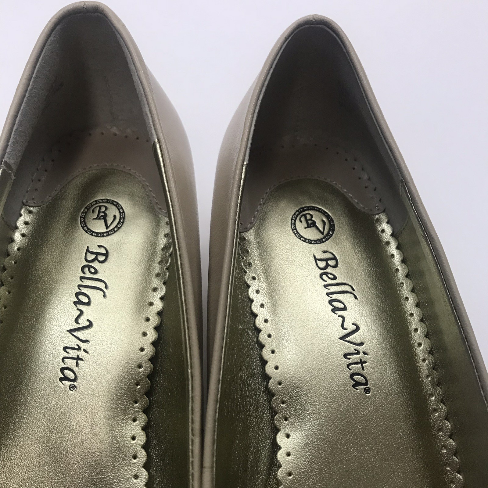 Bella Vita Leather Pumps Cream Square Toe 1.75″ Heel Size 8.5 Narrow Square Toe