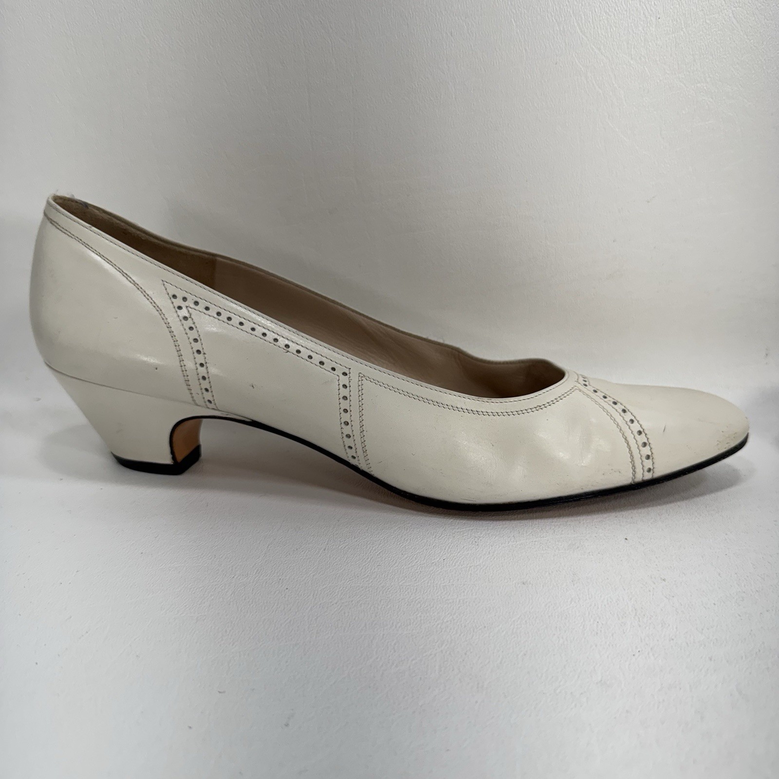 Vintage Salvatore Ferragamo Cream White Women’s Size 9 AAAA Pumps – See Details