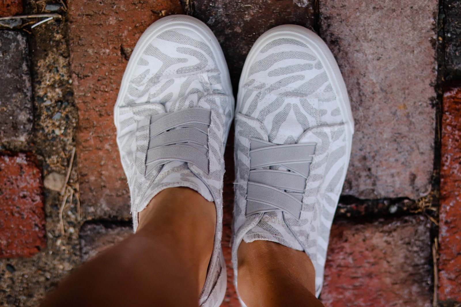 New Women Shoes Low Top Tennis Canvas Sneakers Unisex Fashion Slip-on Flats