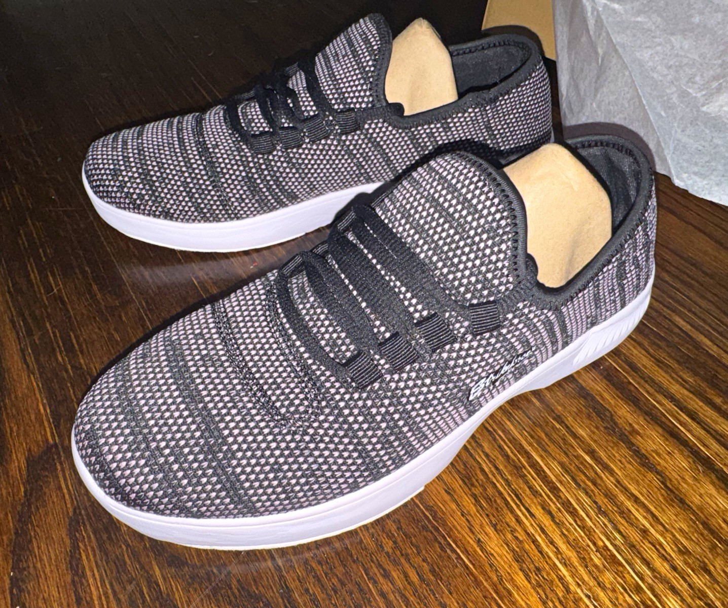 KR Strikeforce Maui Women’s Knit Lace-Up Low Top Sneakers Black/White
