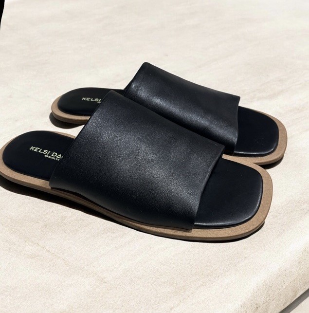 Kelsi Dagger Brooklyn Women’s Black Solid Wide Strap Slide Sandals Slip On 7