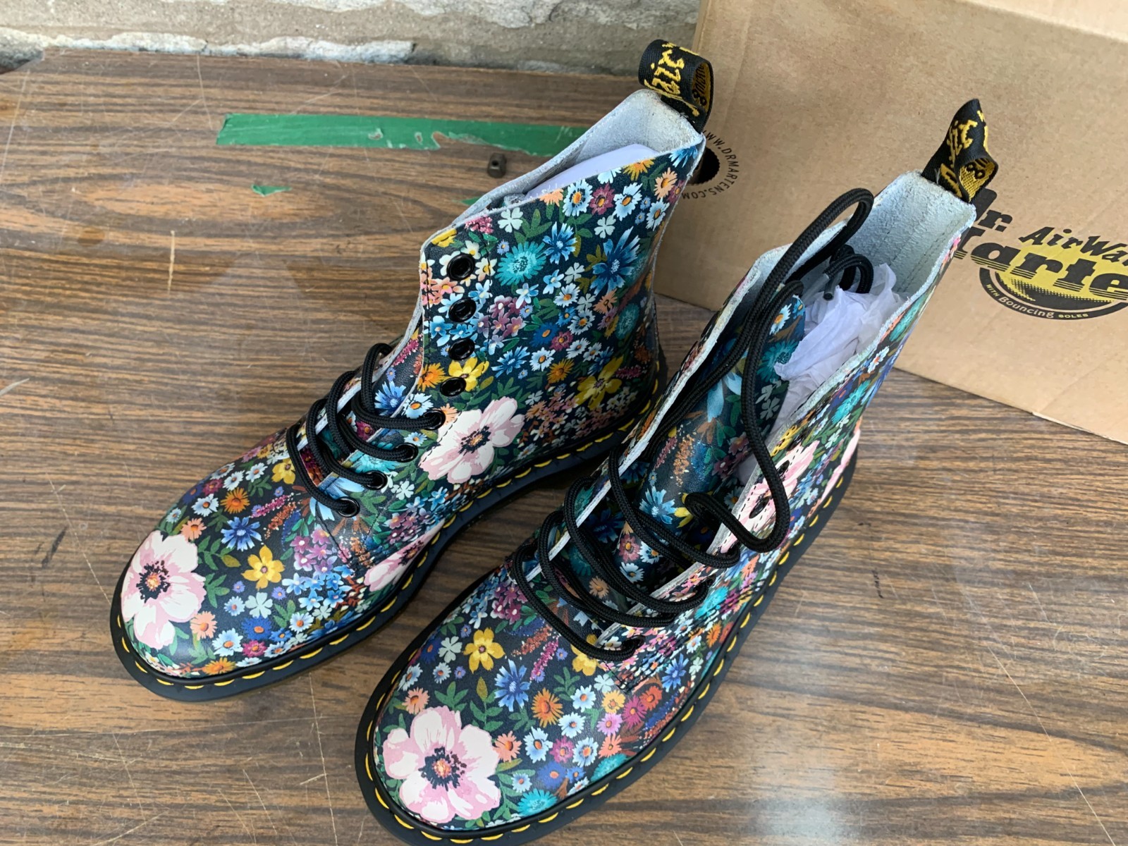 Dr. Martens Pascal WL Air Walk Boots Black Mallow Pink Wanderlust Size 9 NIB