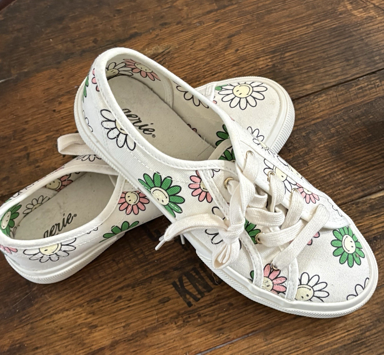 aerie Women’s White Canvas Floral Daisy Lace-Up Low Top Sneakers Rubber Sole