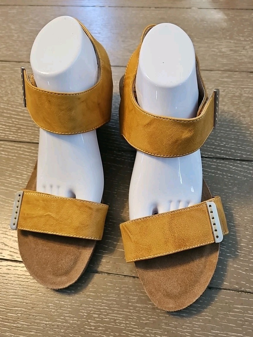 Sofft Women 11 Yellow Leather Verdi Wedge Sandal