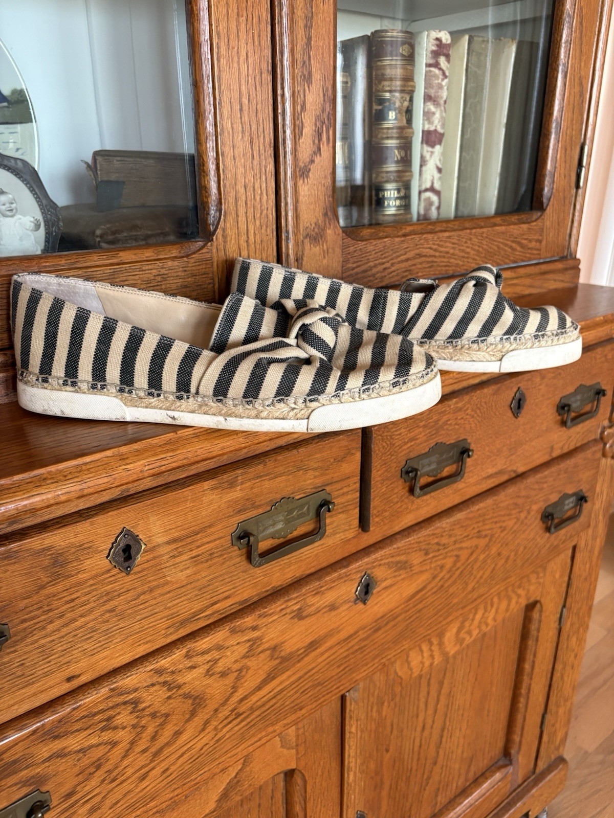 VINCE CAMUTO SIZE 11 WOMEN BEIGE/CHARCOAL ESPADRILLE LOAFER W KNOT DETAIL