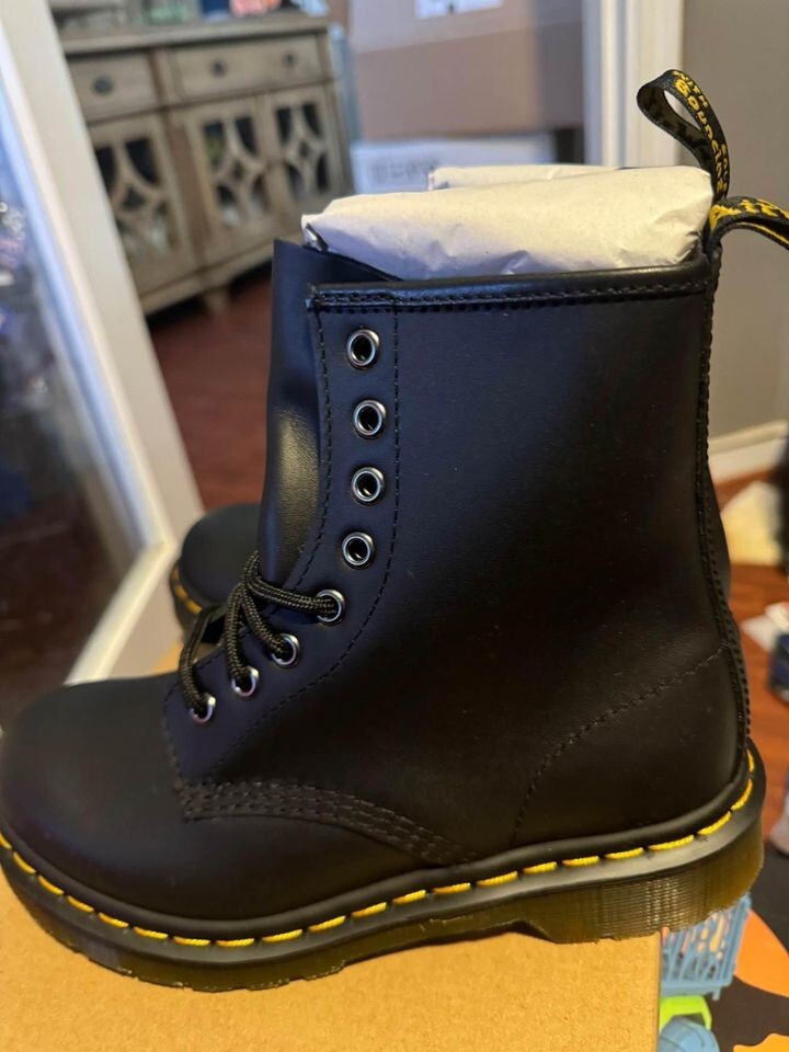 Dr. Doc Martens 1460W Women’s Original Smooth Lace Up Boots – Black, Size 6
