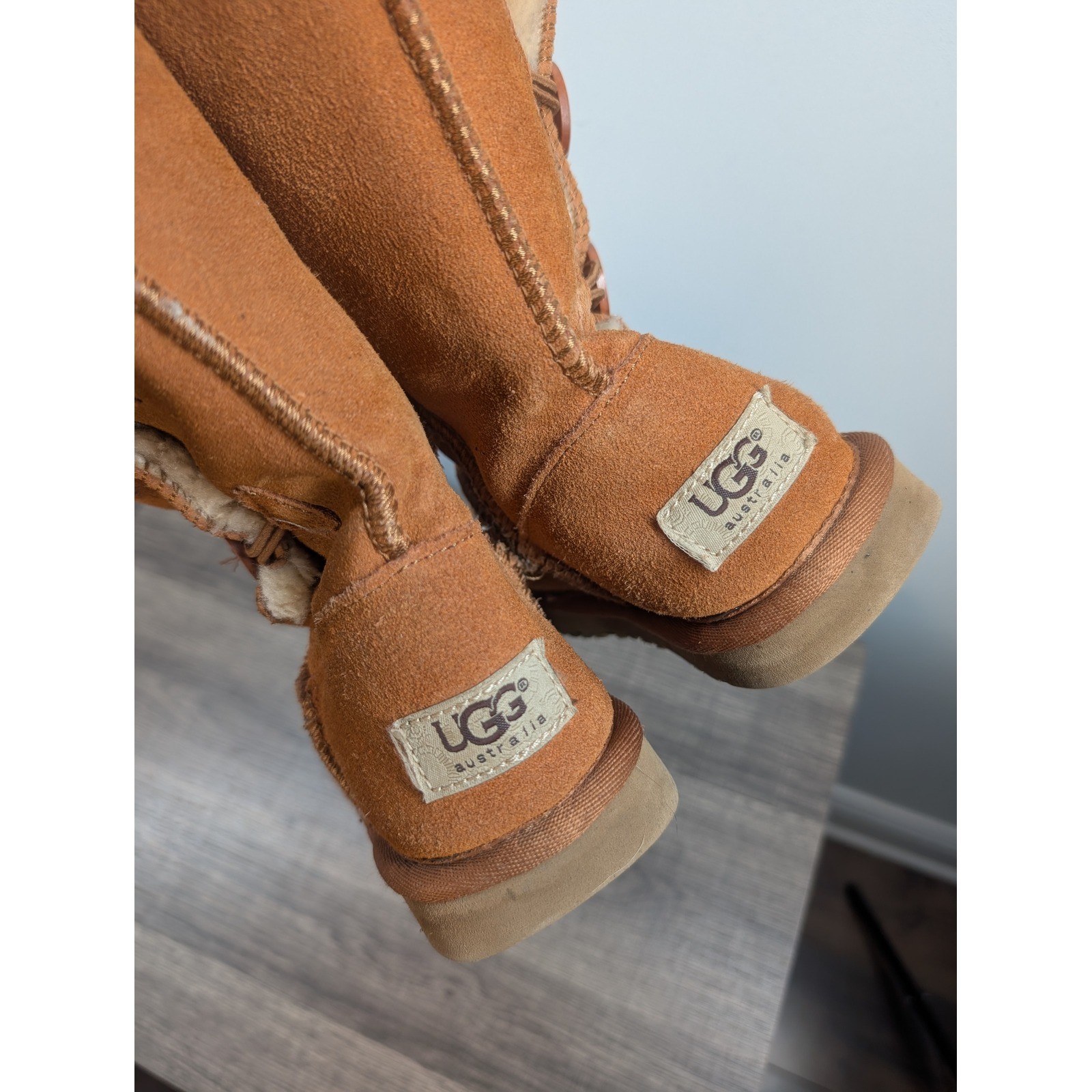 UGG Australia Classic Bailey Button Boots Chestnut Suede Sheepskin Lined Size 8
